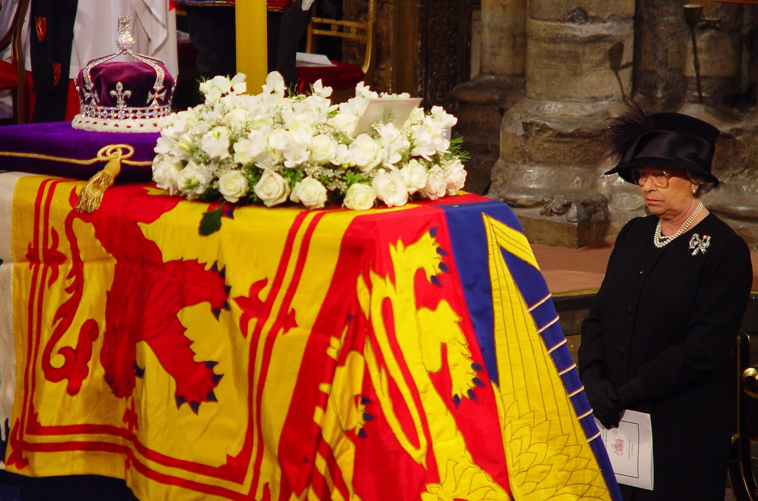 The Queen offers a prayer at her late mother’s casket