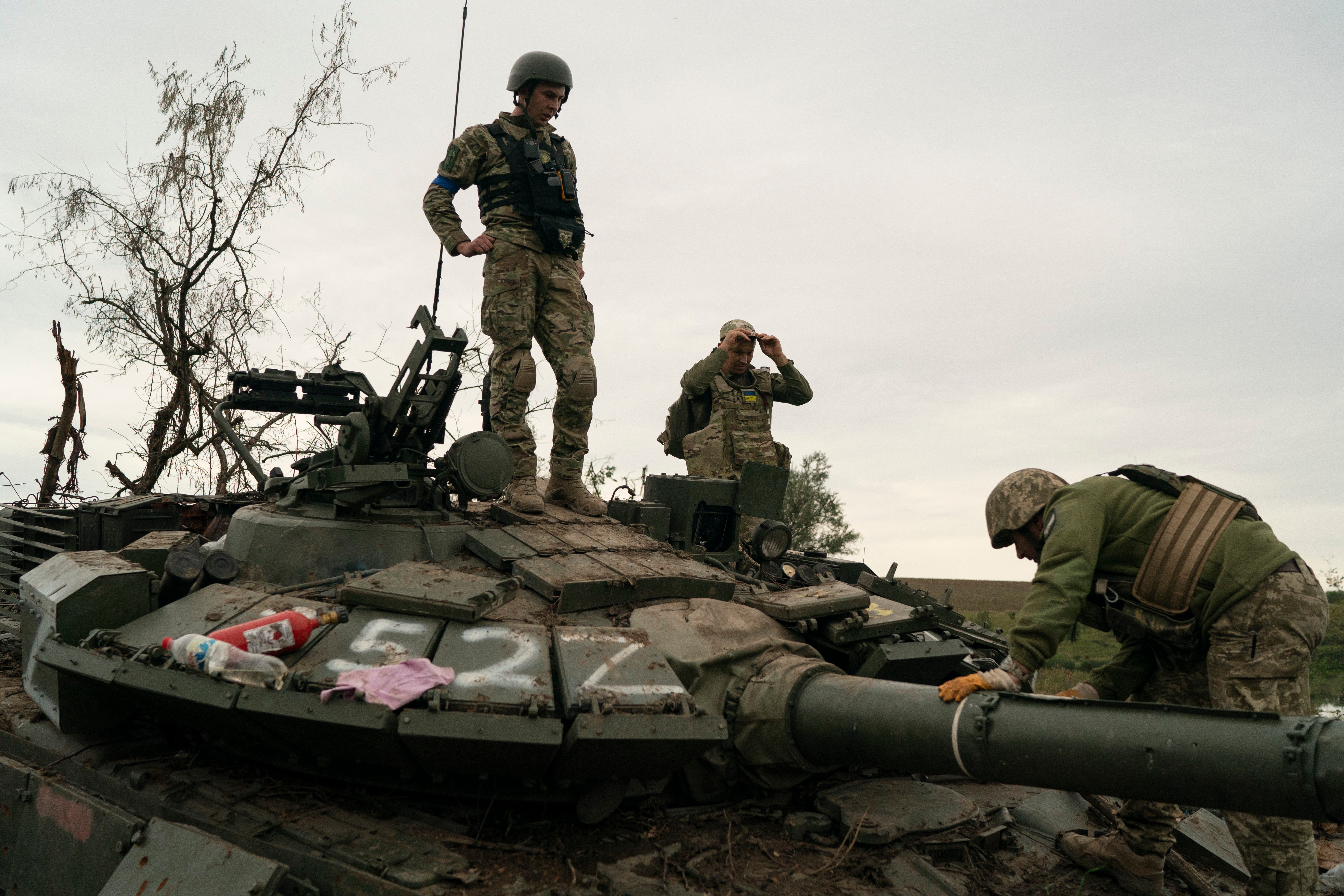 Captured Russian tanks are used by Ukraine to push into occupied territories