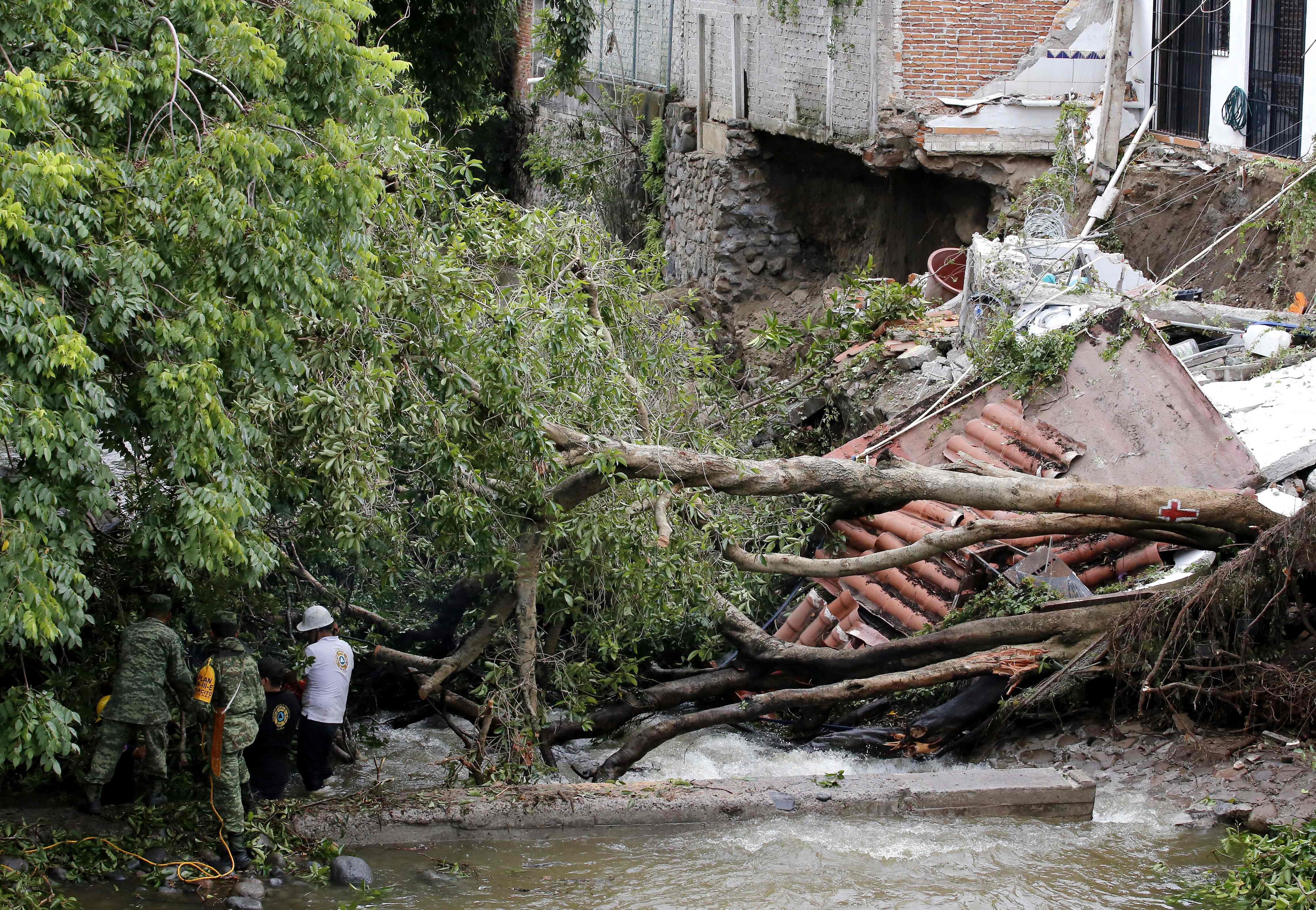 Soldiers and members of civil defence work to unblock access to three houses that collapsed after yesterday's earthquake in Colima, state of Colima, Mexico, on September 20, 2022