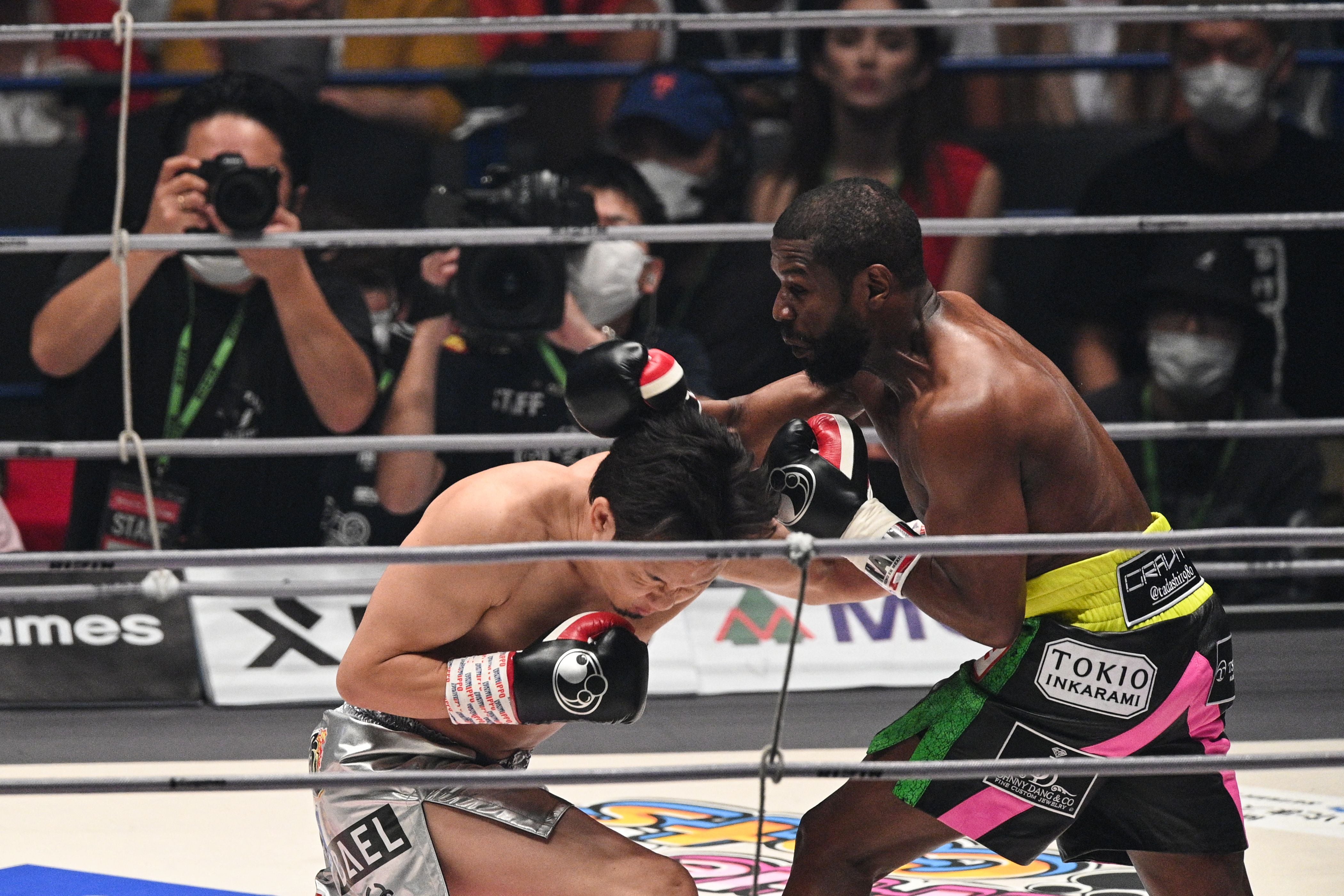 Asakura (left) had his moments in his brief bout with Mayweather