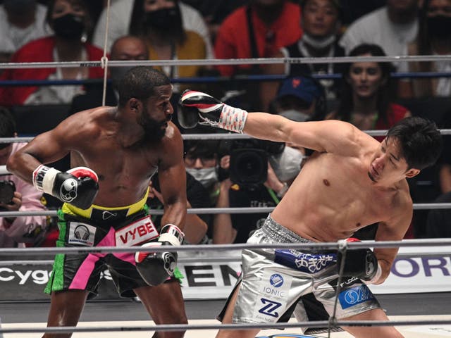 <p>Floyd Mayweather (left) stopped Mikuru Asakura in an exhibition bout in 2022 </p>