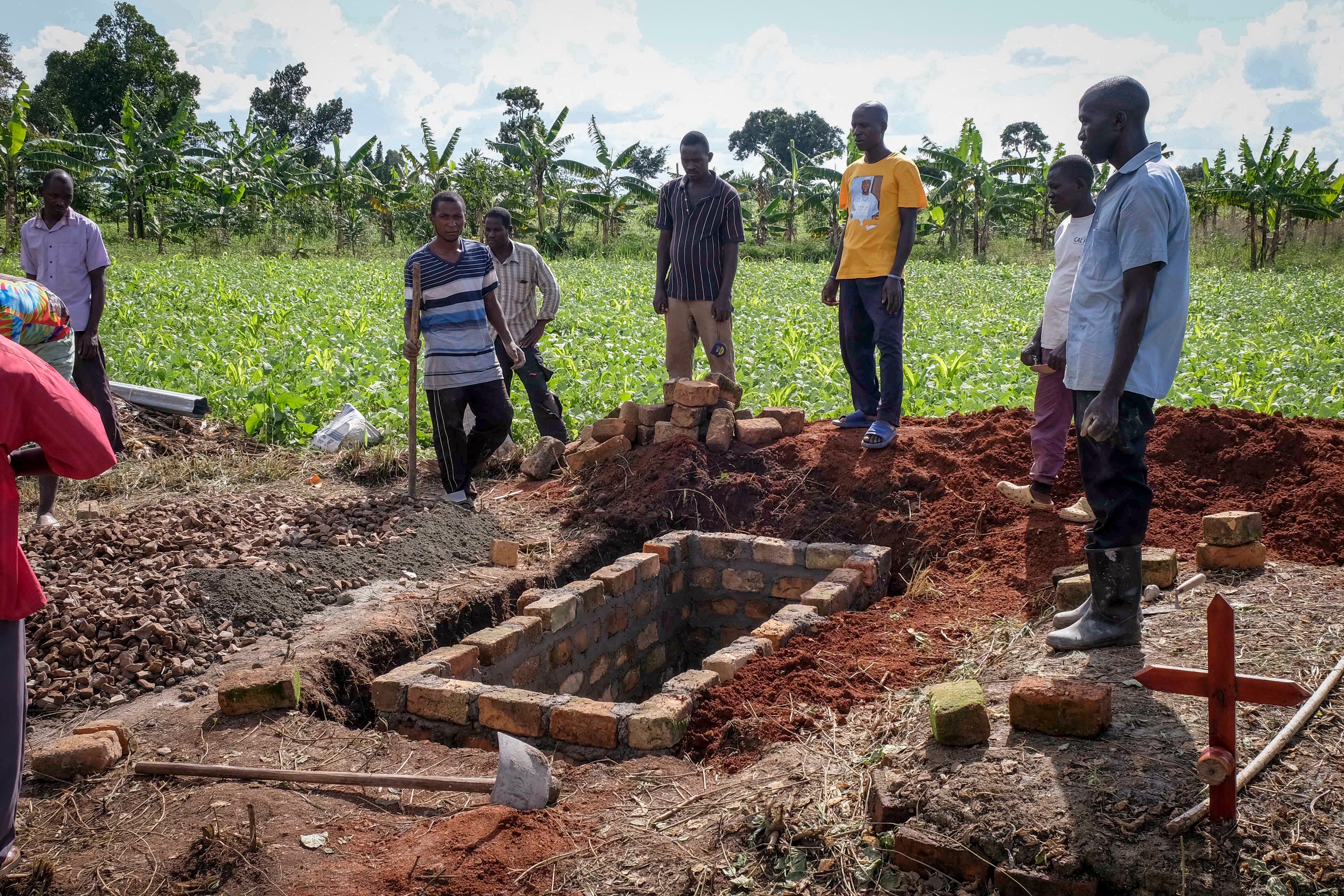 Relatives of a woman who died from Ebola prepare her grave in Kijavuzo village, Mubende