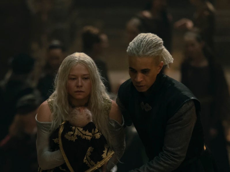 Rhaenyra y Laenor en 'La casa del dragón'