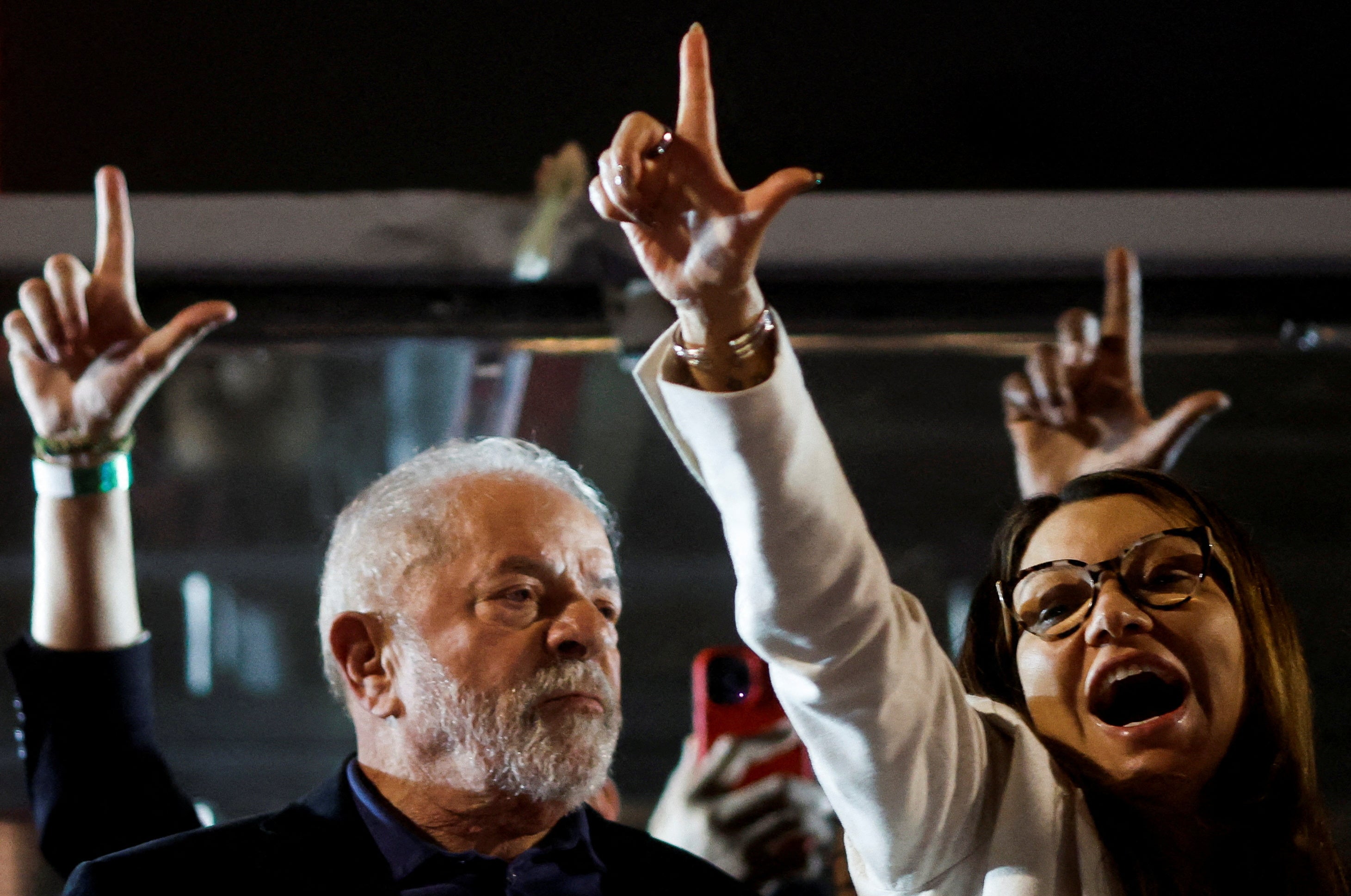 Brazil’s former President and presidential candidate Luiz Inacio Lula da Silva stands next to his wife Rosangela da Silva