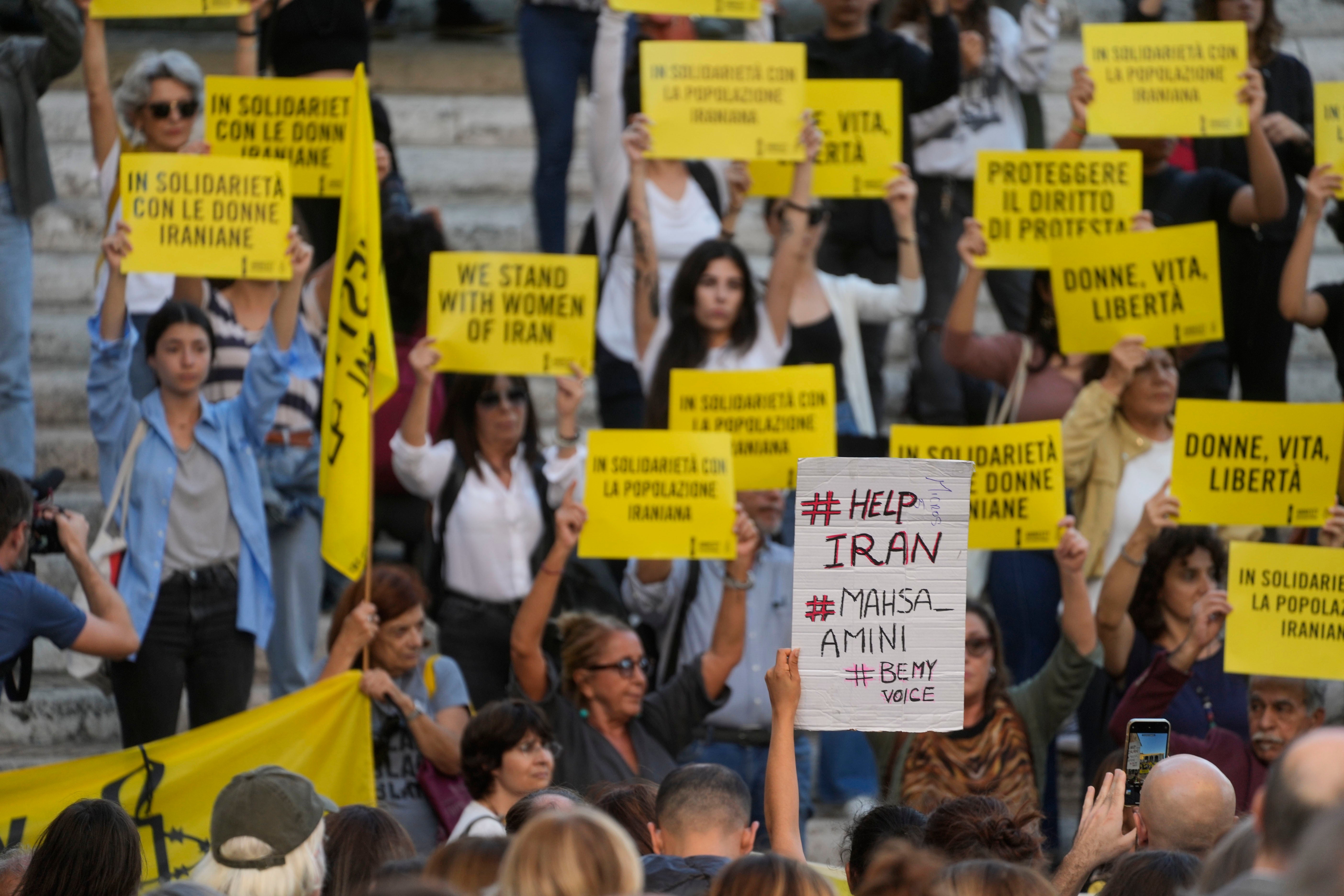Activistas de Amnistía Internacional organizan una sentada en el Capitolio de Roma en solidaridad con los manifestantes en Irán,