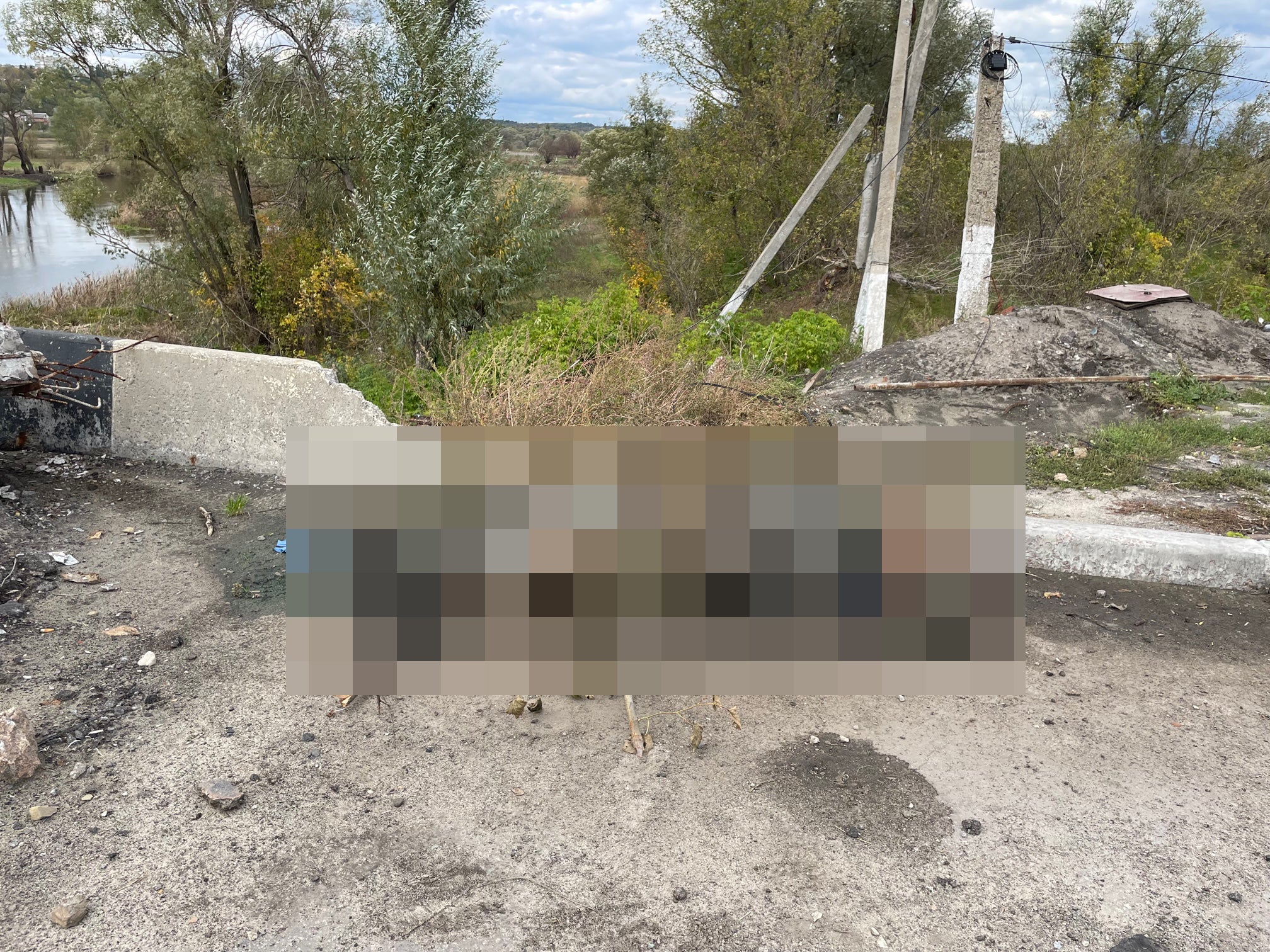 The body of a retreating Russian soldier abandoned in the road near Kupyansk