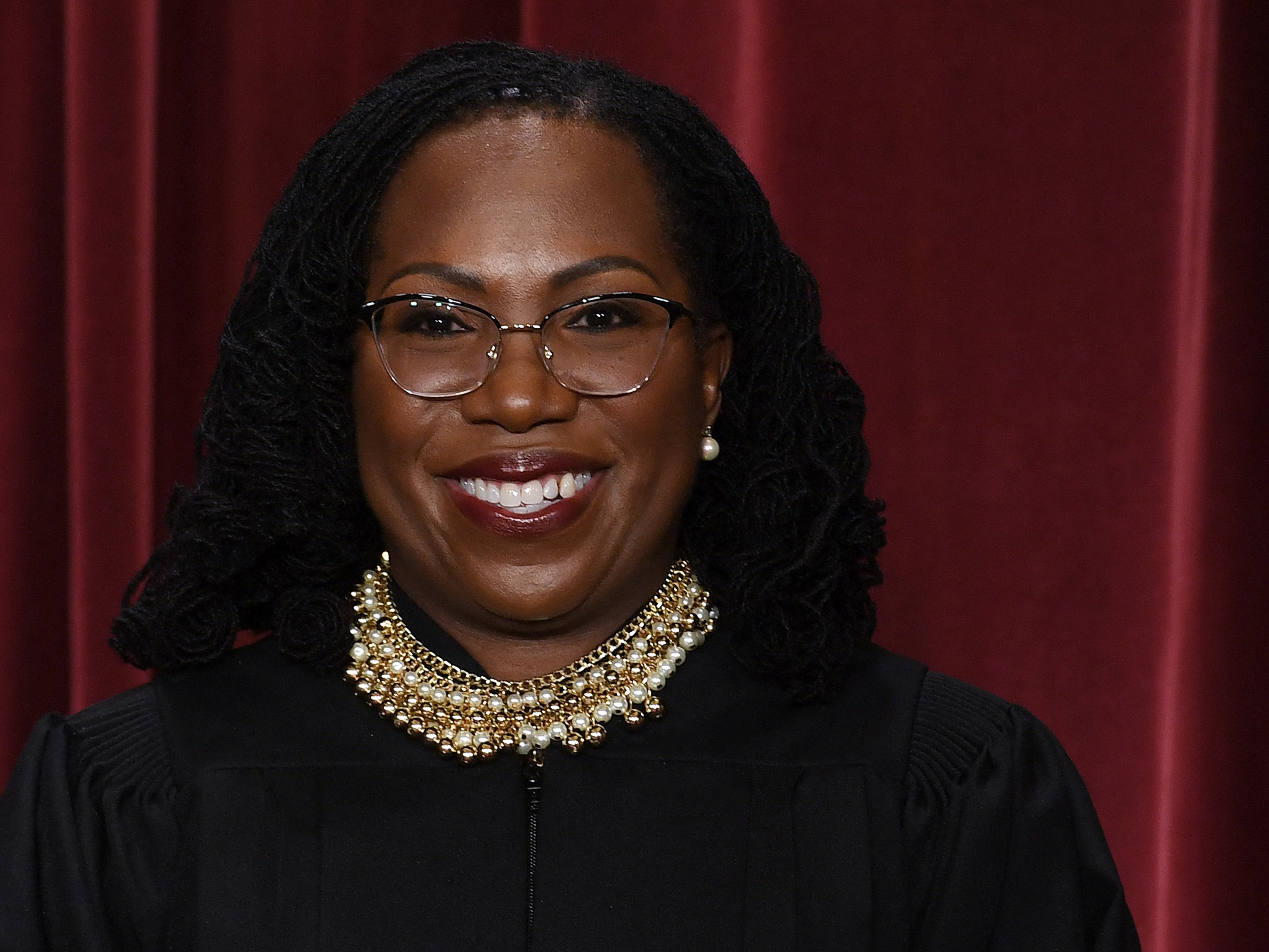 Justice Jackson appears to pay tribute to Ruth Bader Ginsburg in new Supreme Court photos