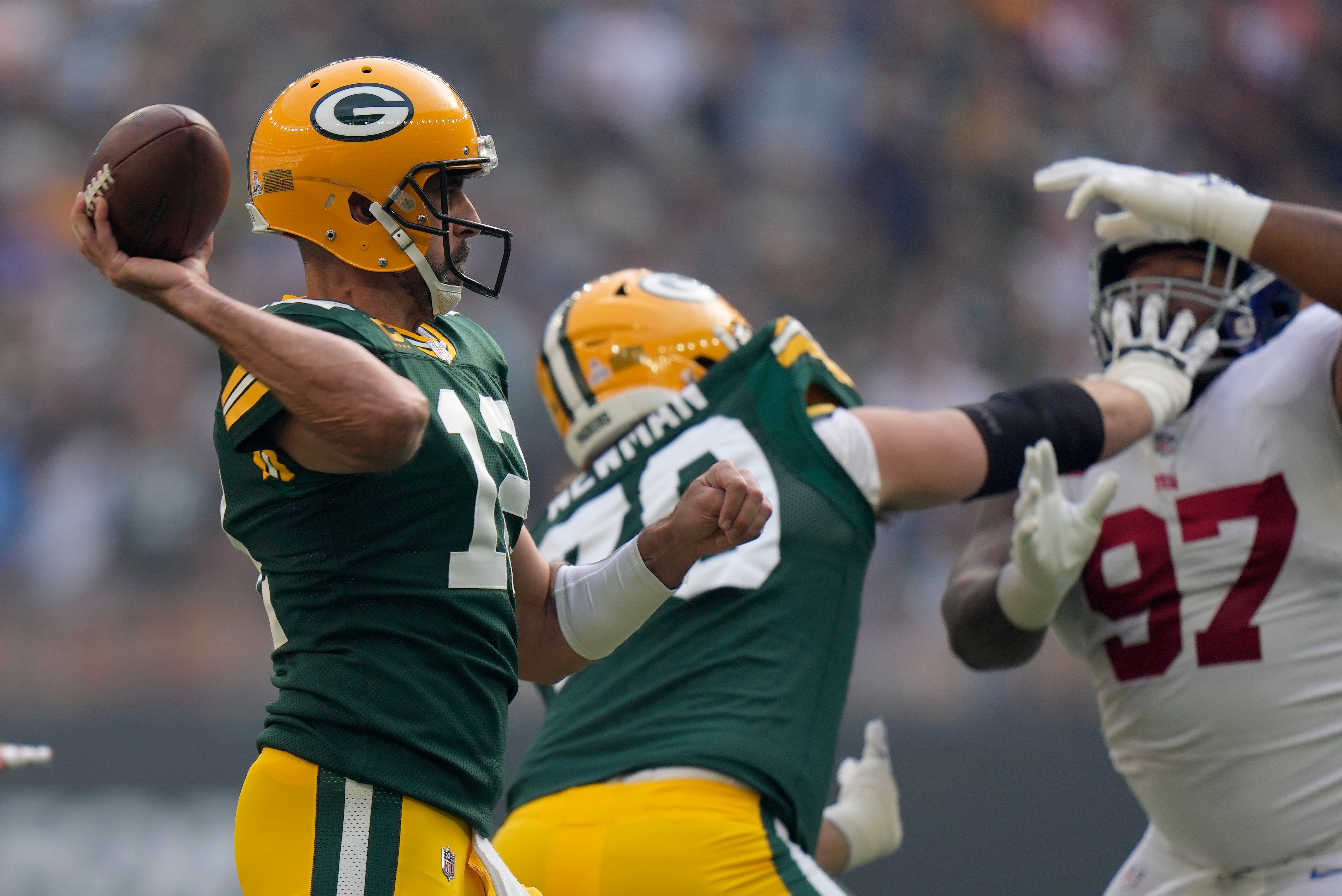 Aaron Rodgers passes the ball against the Giants