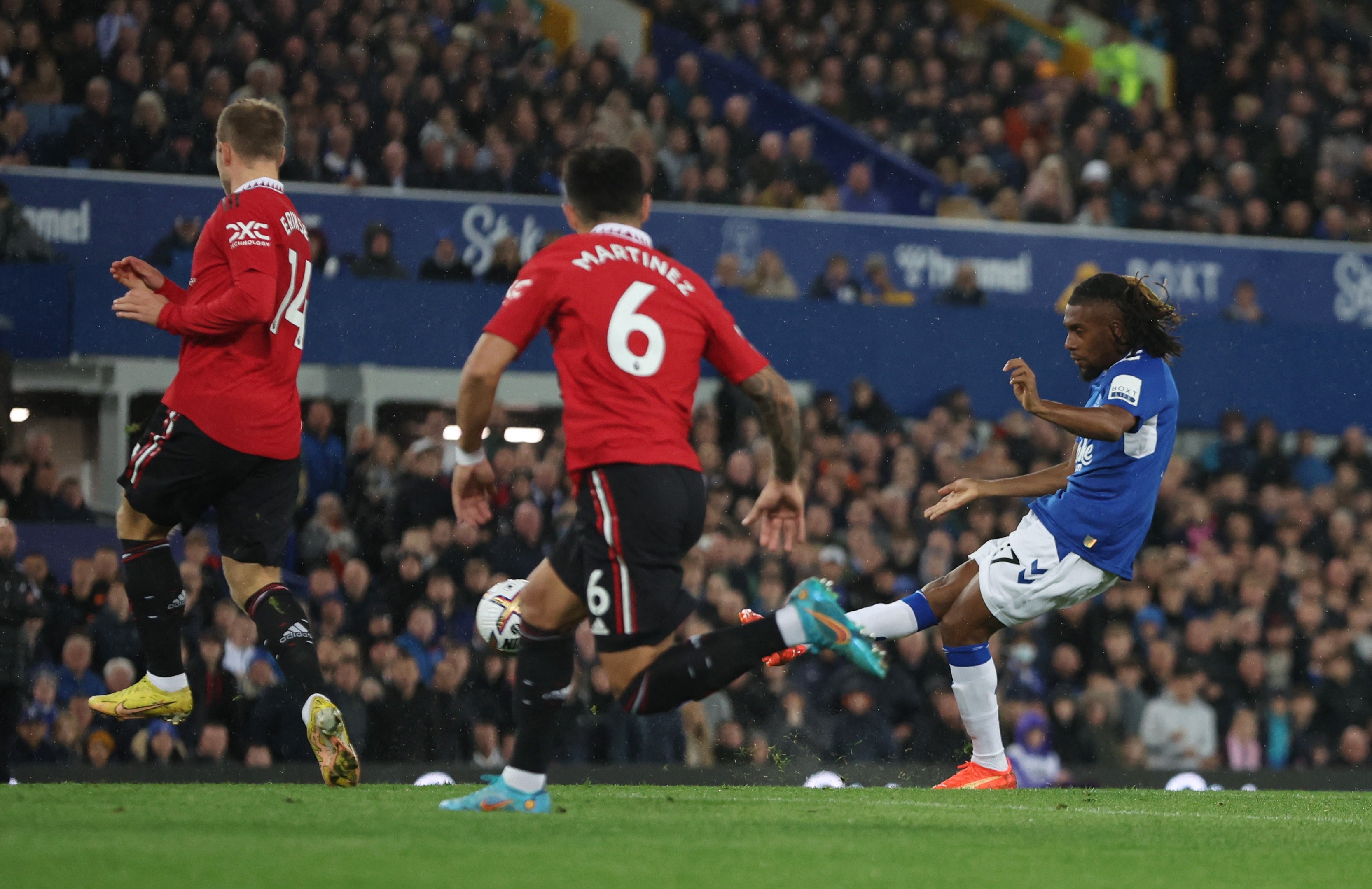 Alex Iwobi curls home from long range