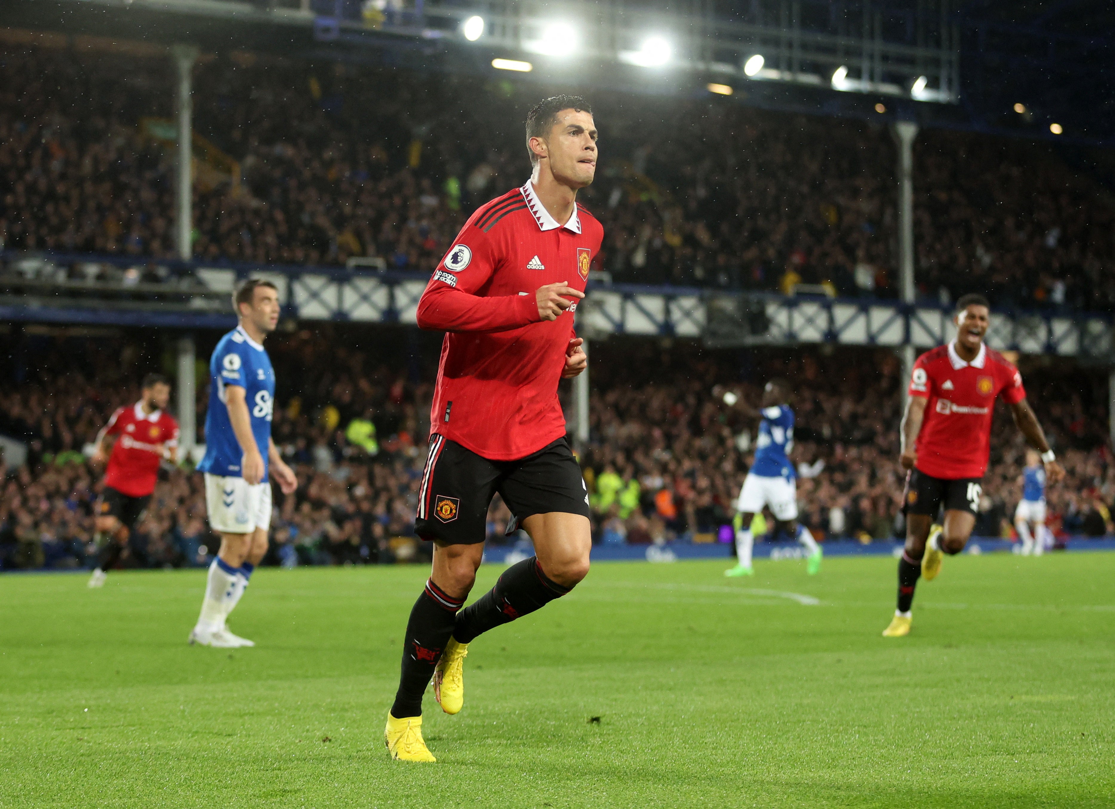 Cristiano Ronaldo’s 700th club goal sends Manchester United past Everton