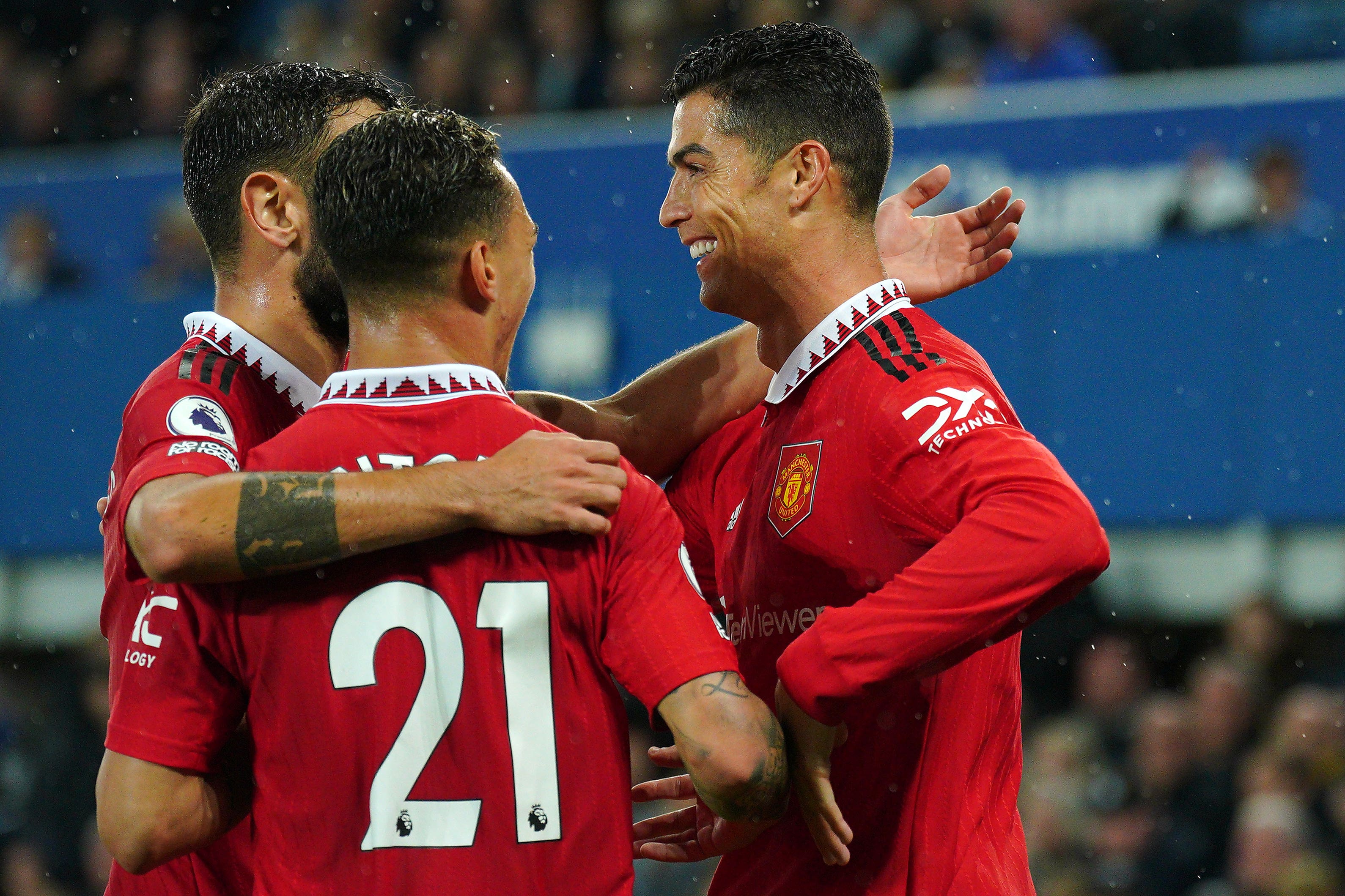 Ronaldo celebrates the 700th goal of his club career