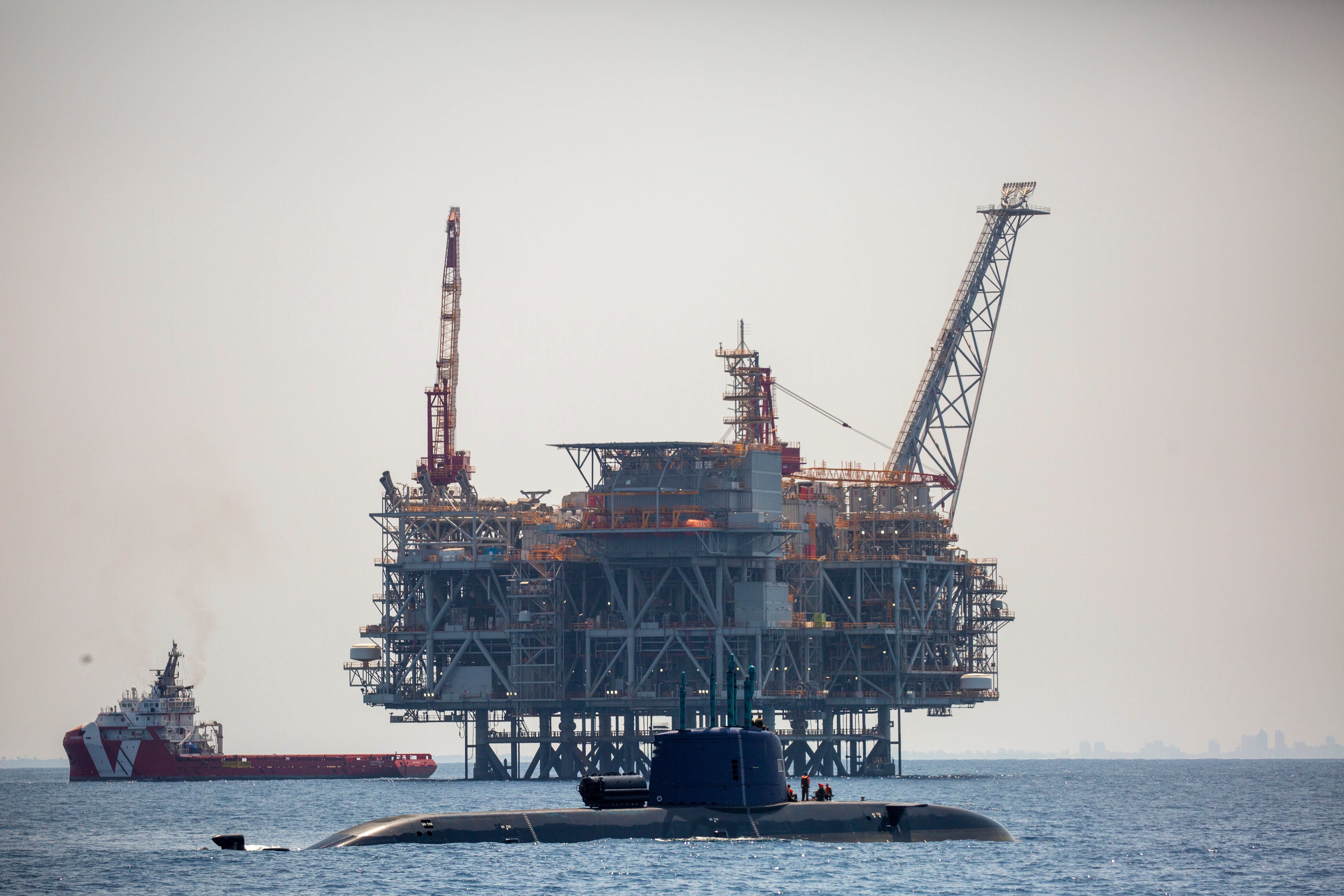 <p>An oil platform in Israel's offshore Leviathan gas field</p>