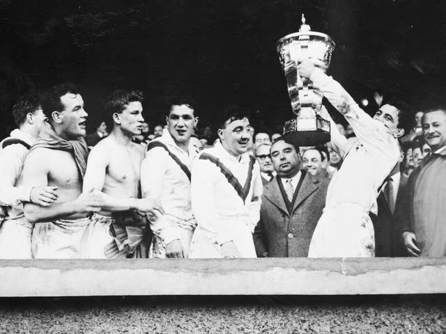 <p>Victorious Great Britain players hold aloft the trophy after winning the inaugural Rugby League World Cup</p>