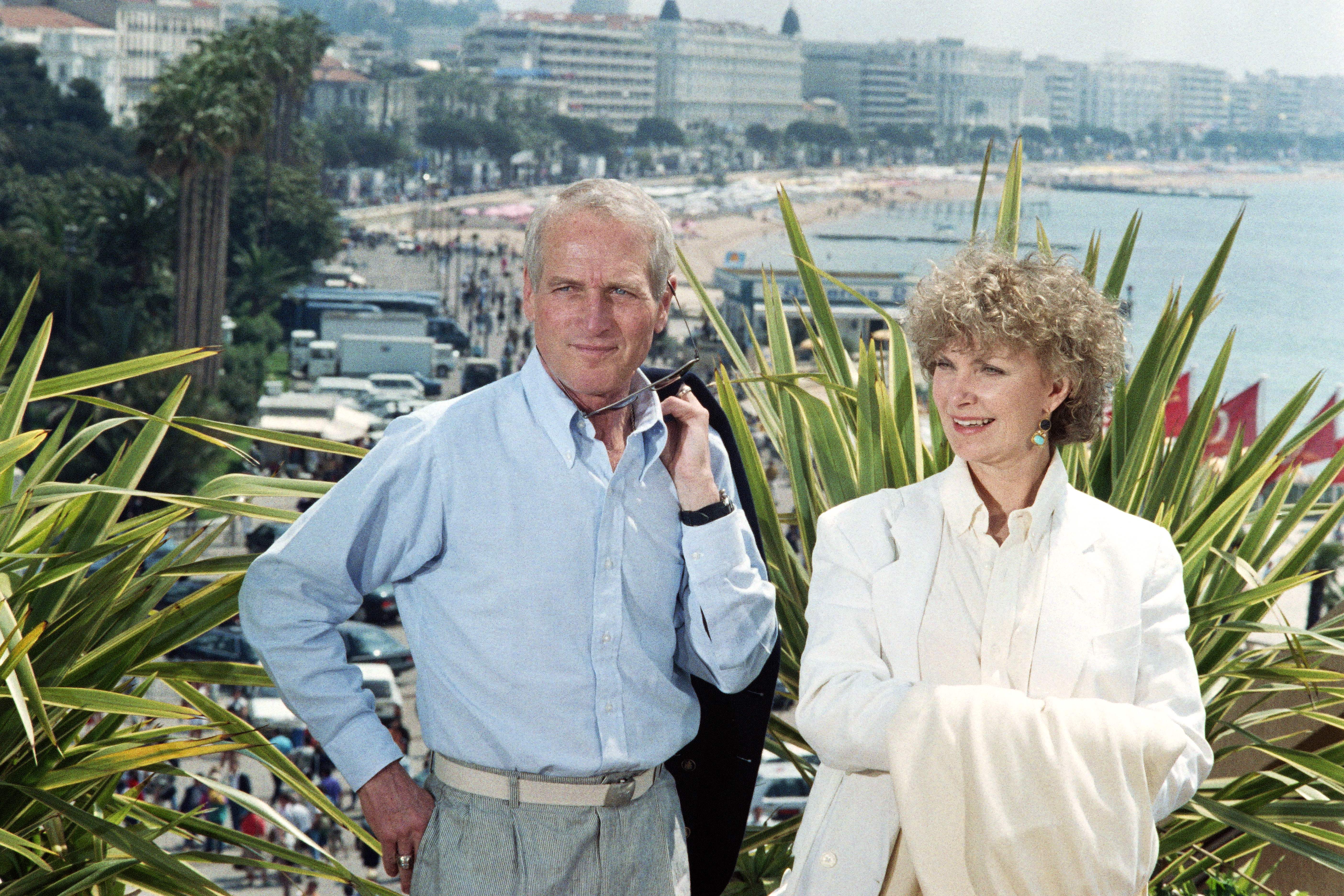 Paul Newman poses on May 12, 1987 with his wife, actress Joanne Woodward during the Cannes International Film Festival