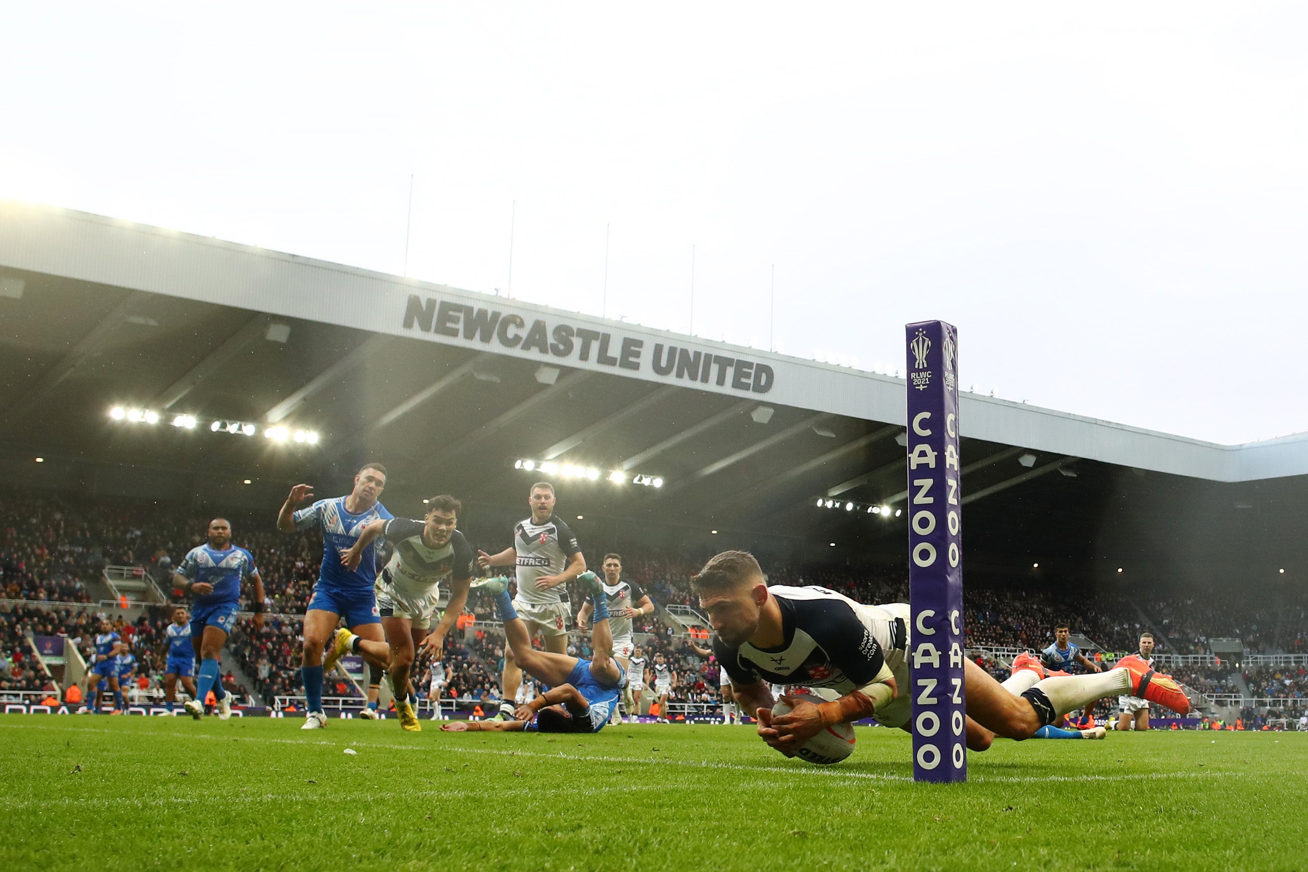 Tommy Makinson scores England’s eighth try of the match