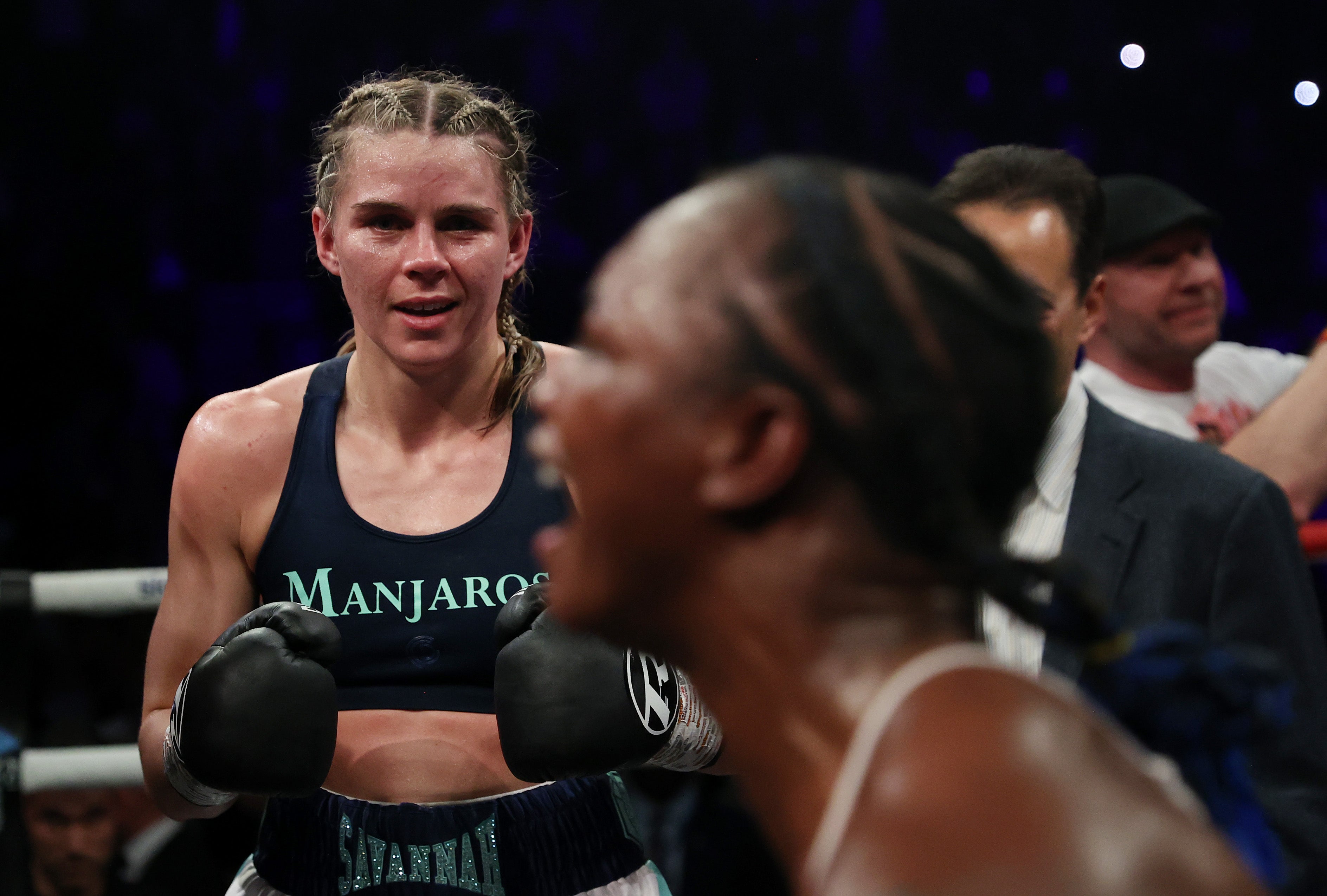 Savannah Marshall (vlevo) reaguje na její porážku Claressa Shields v roce 2022