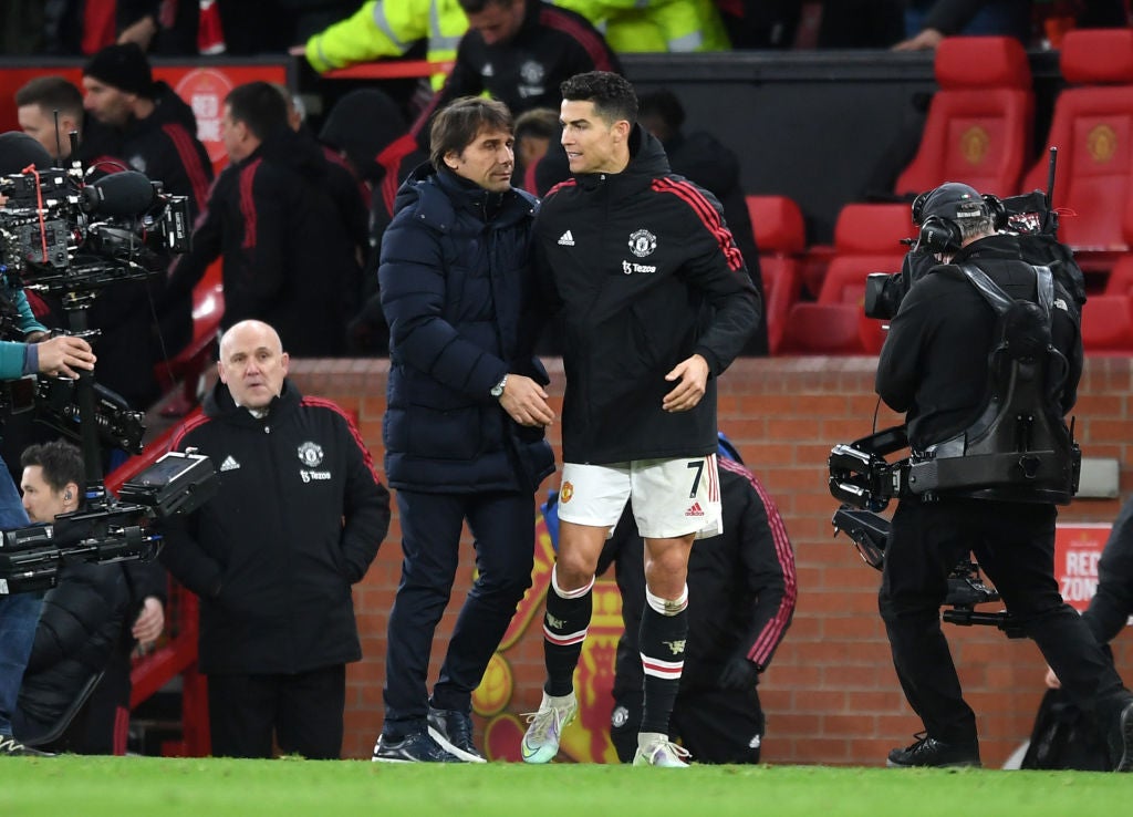 Conte embraces Ronaldo at Old Trafford last season