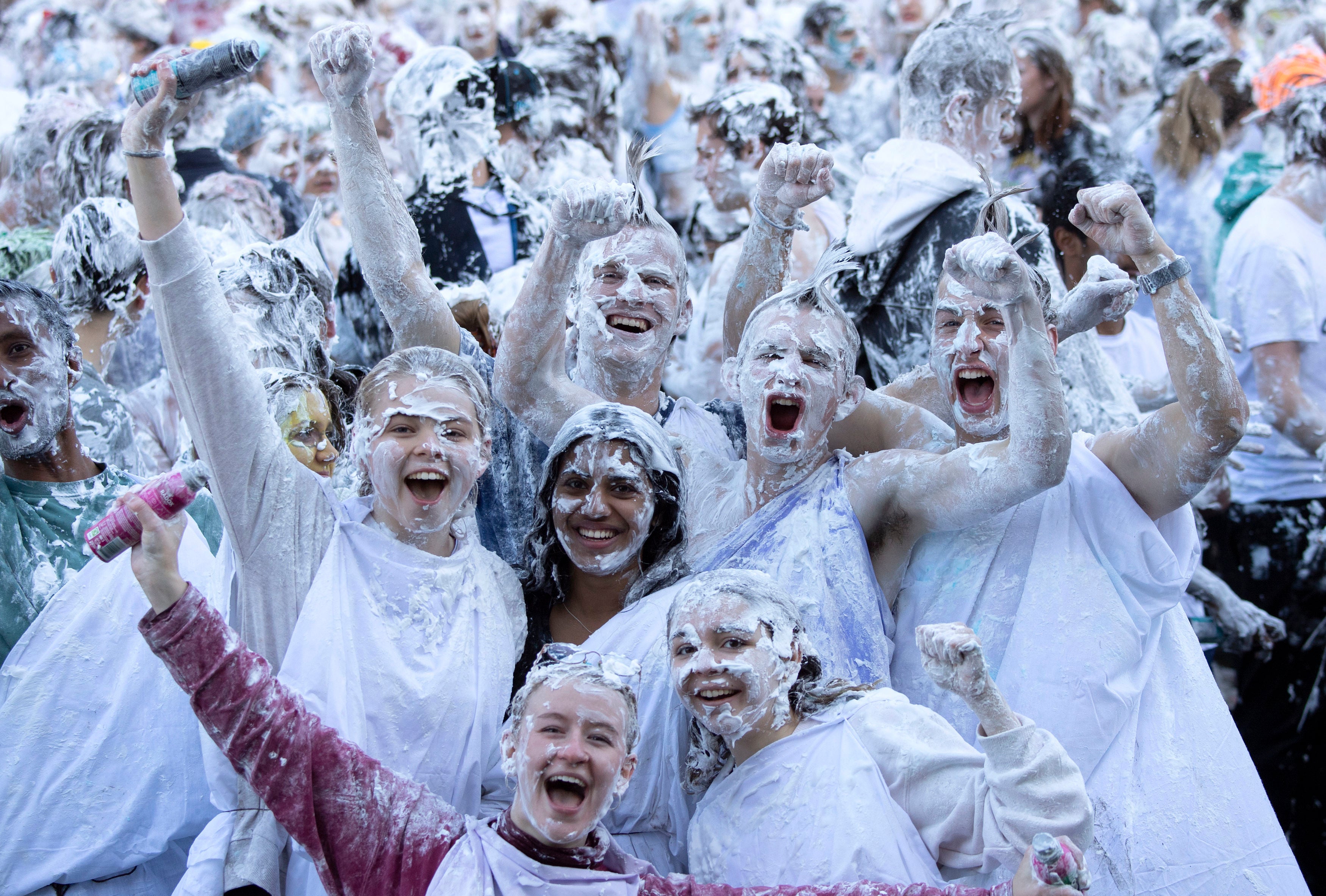 Cientos de estudiantes participan en la tradicional pelea de espuma Raisin Monday en St Salvator's Lower College Lawn en la Universidad de St Andrews en Fife