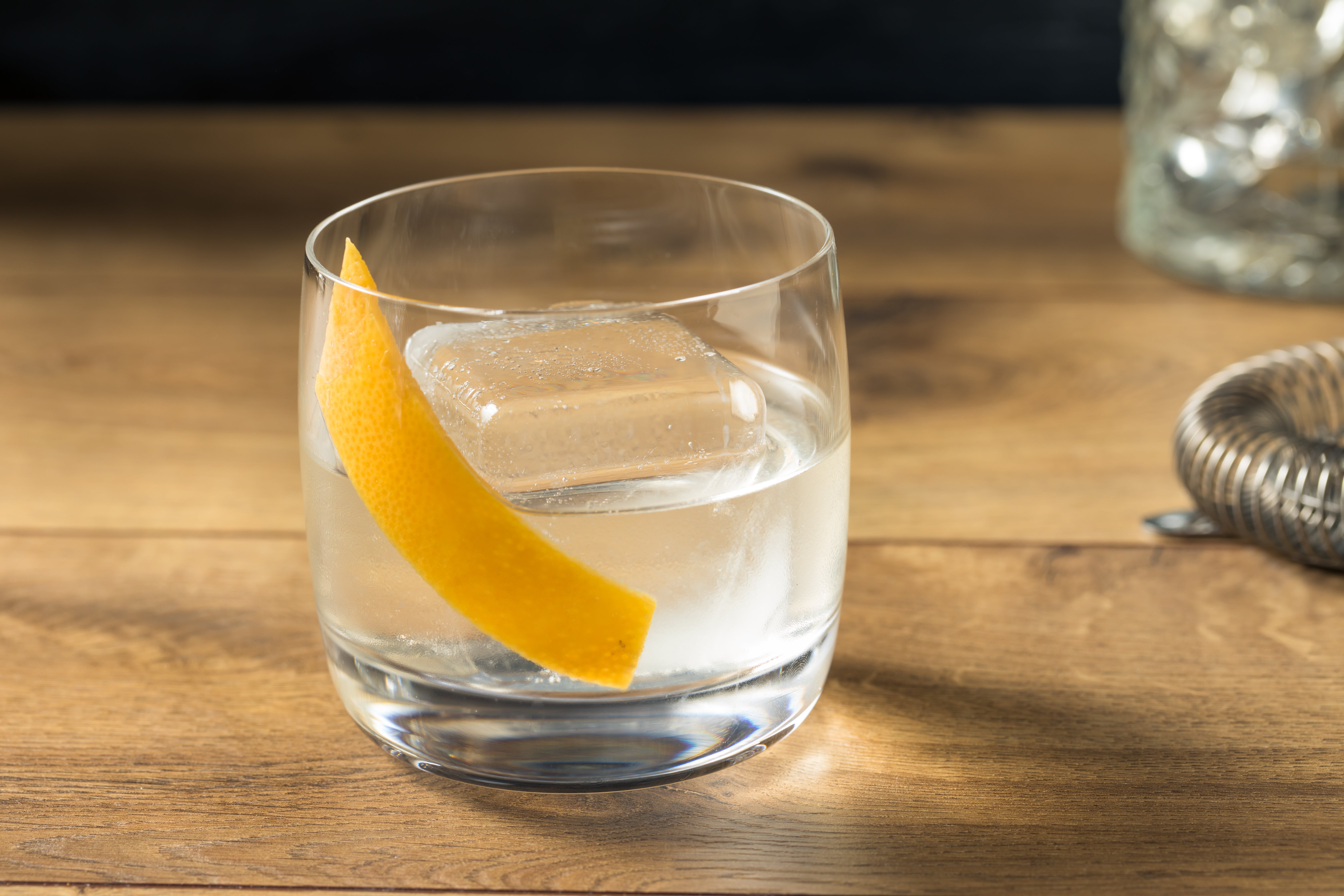 A Negroni Bianco replaces Campari with white vermouth and white wine apéritif