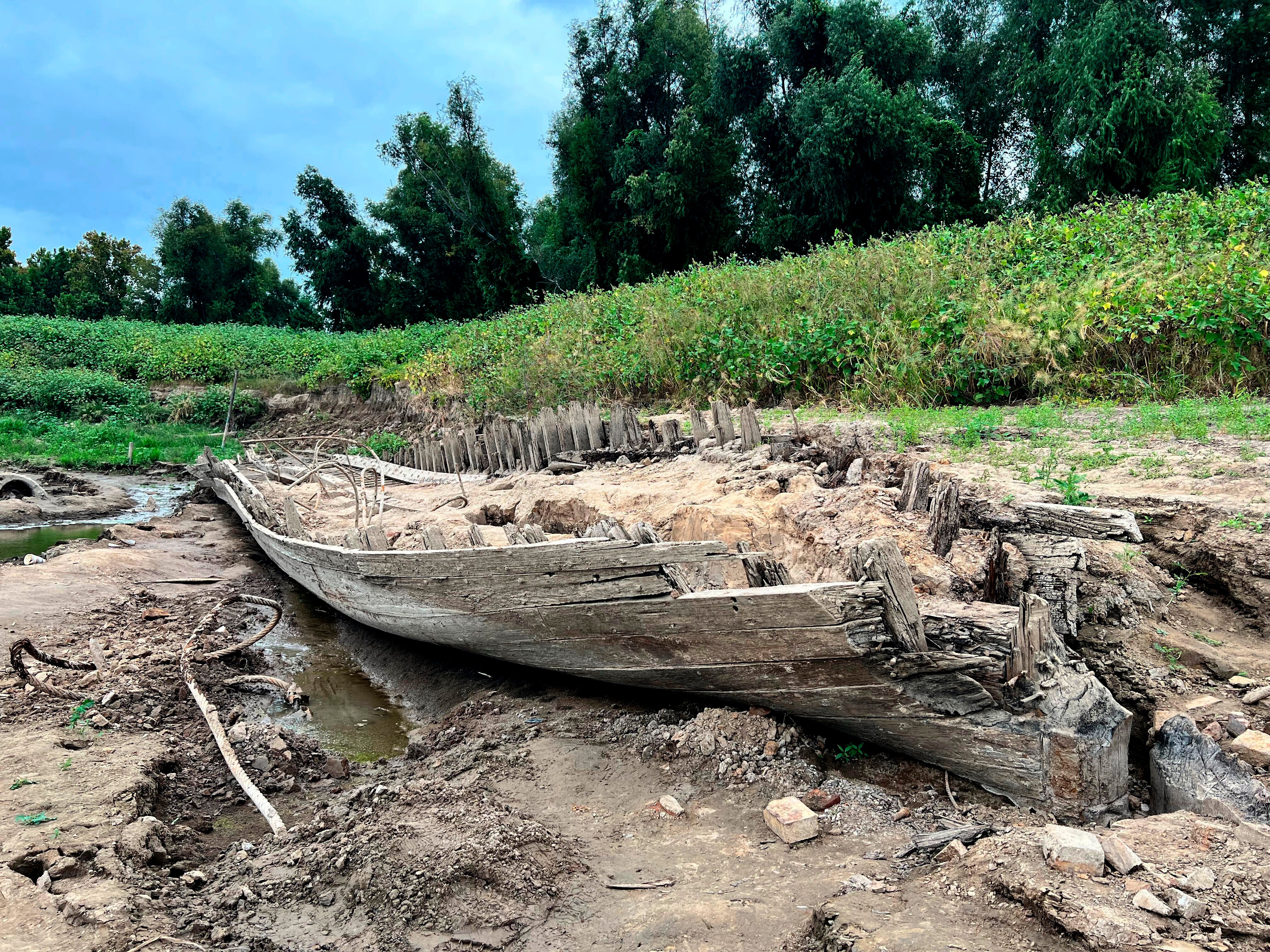 Mississippi River's low water level reveals shipwreck