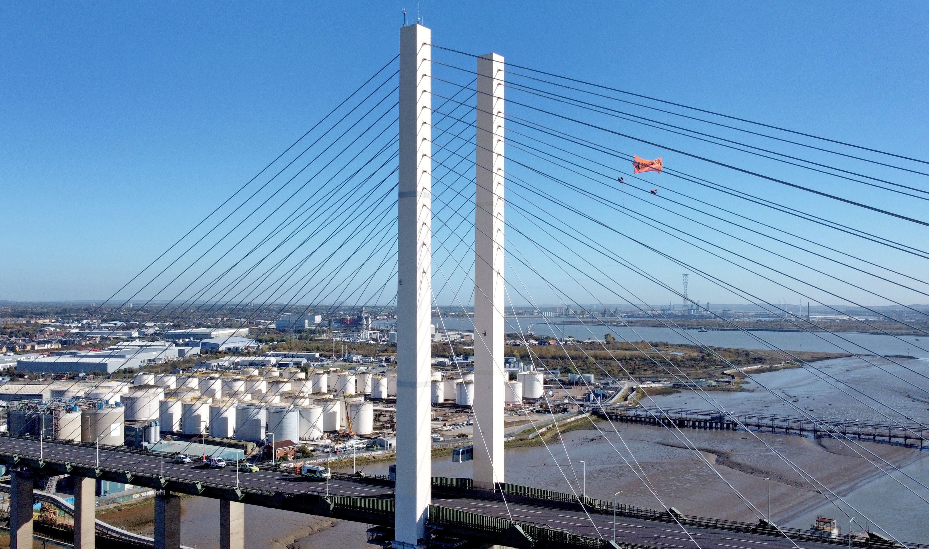 Los manifestantes de Just Stop Oil continúan su protesta por segundo día en el puente Queen Elizabeth II, que une Kent y Essex y que permanece cerrado al tráfico, luego de que dos escaladores del grupo lo escalaran.
