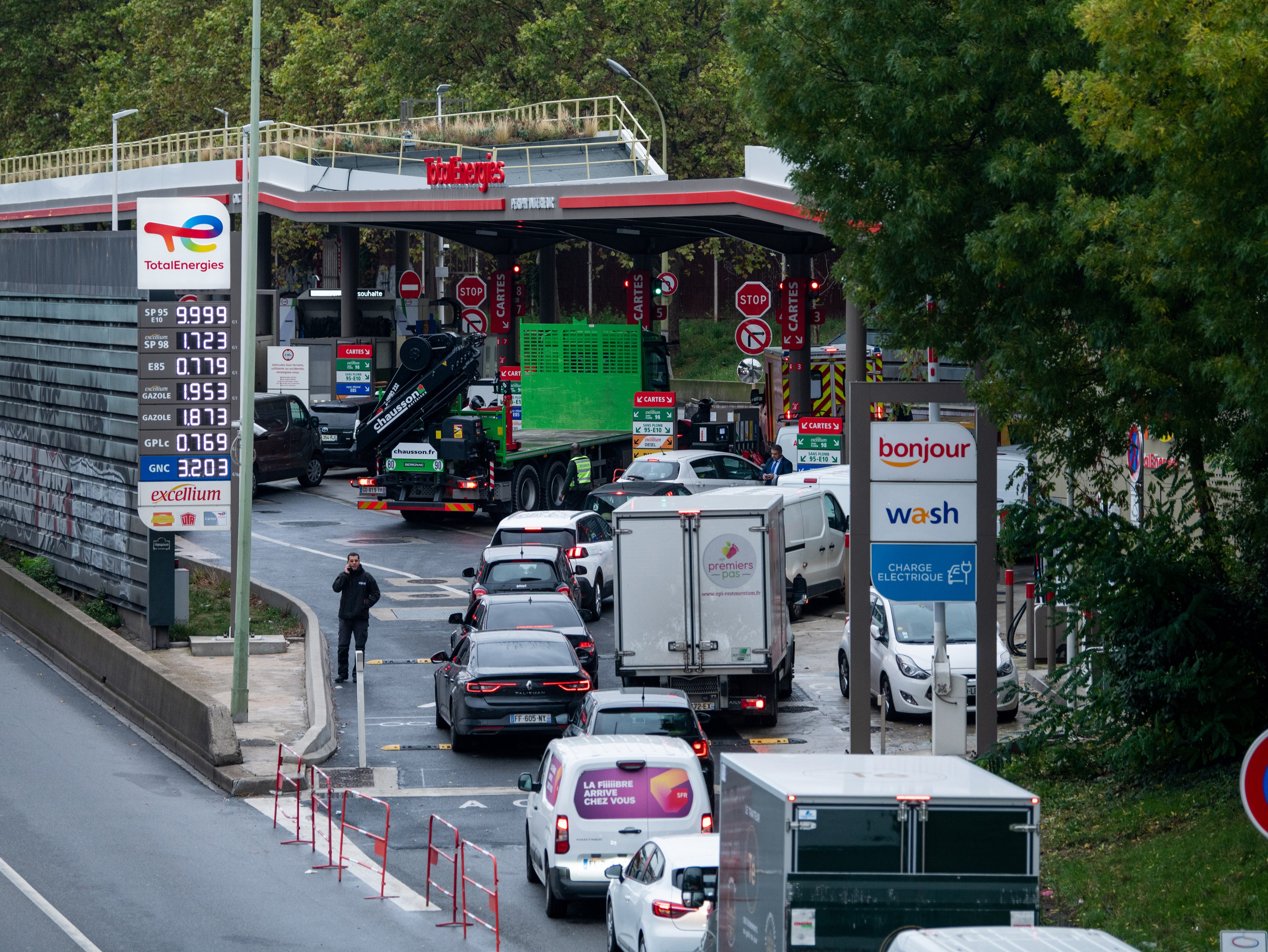 Motorists queue for fuel in Paris