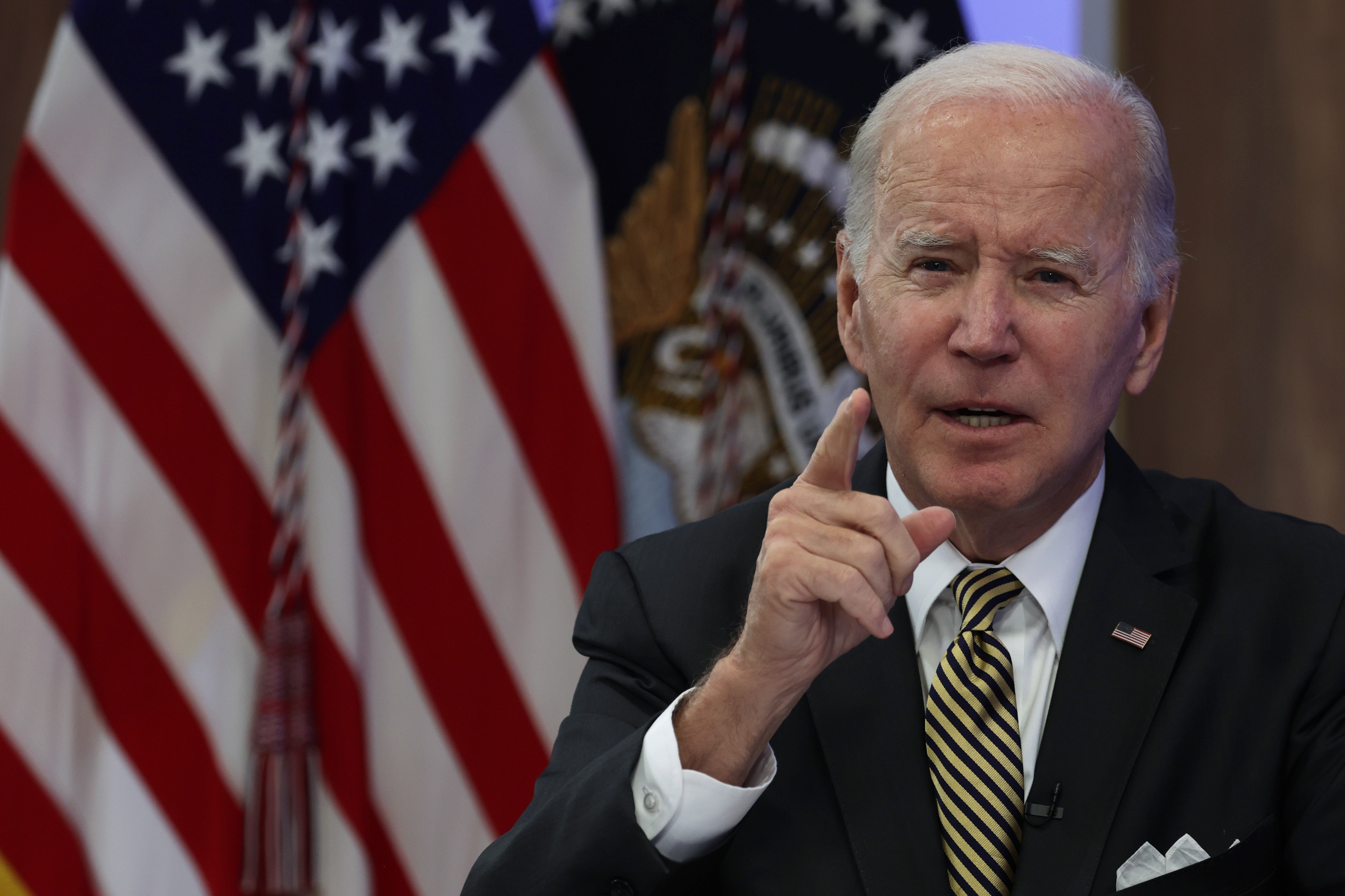 Fetterman v Oz – live: Biden arrives in Pennsylvania as polls show key Senate race tightening