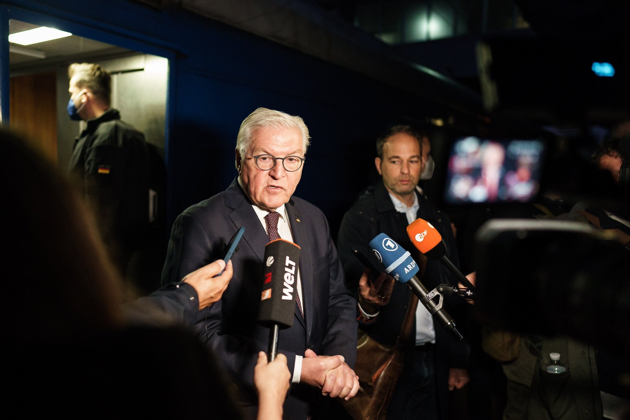 Steinmeier addresses reporters in Kyiv