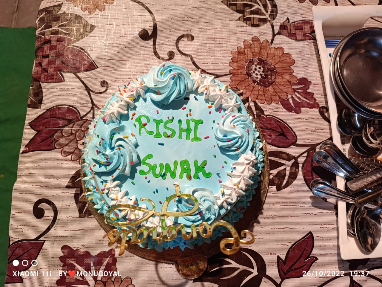 Rishi Sunak’s family in Ludhiana celebrates the Indian-origin leader’s entry into No 10 Downing Street by cutting a cake