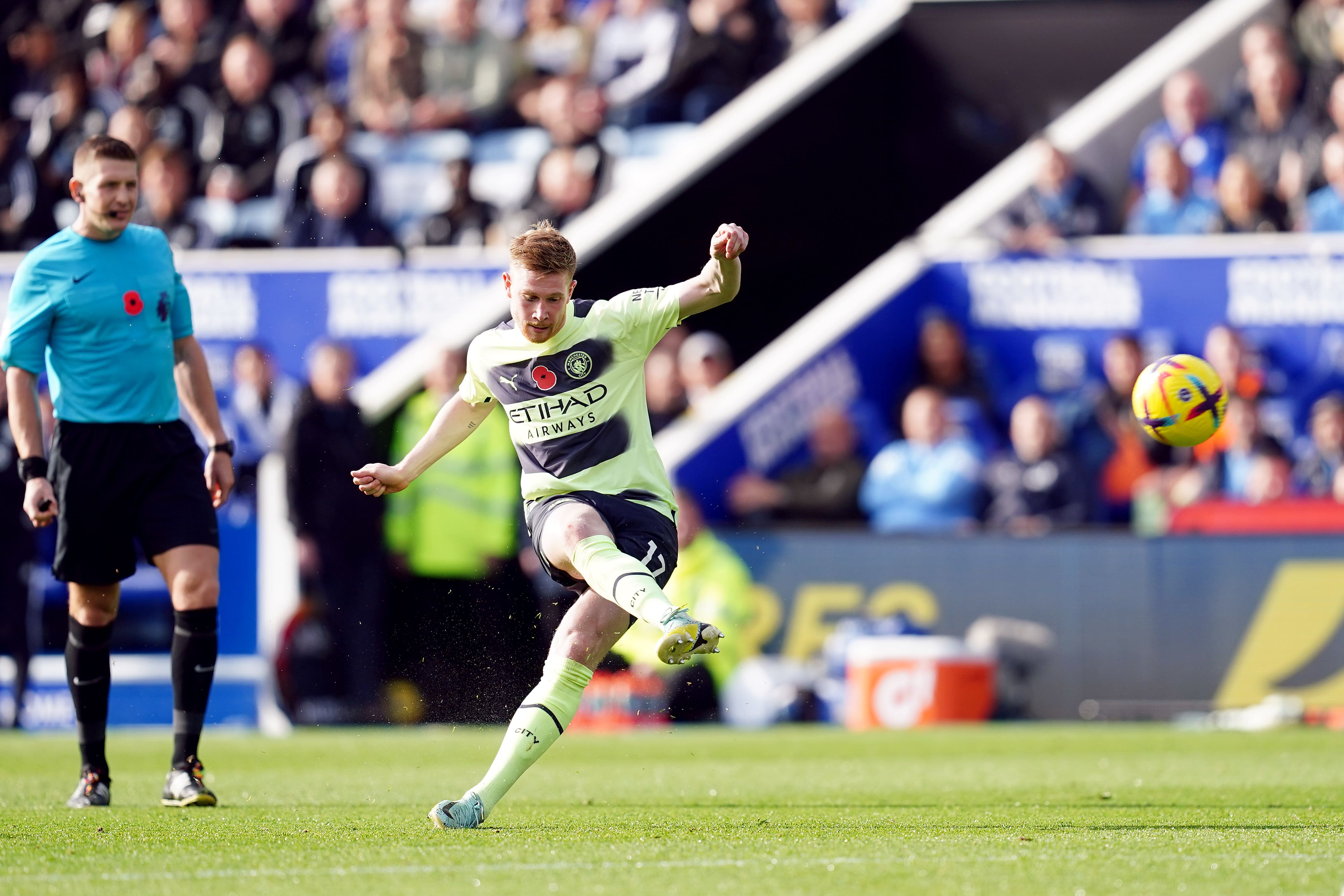 Kevin De Bruyne scores Manchester City’s free-kick winner against Leicester