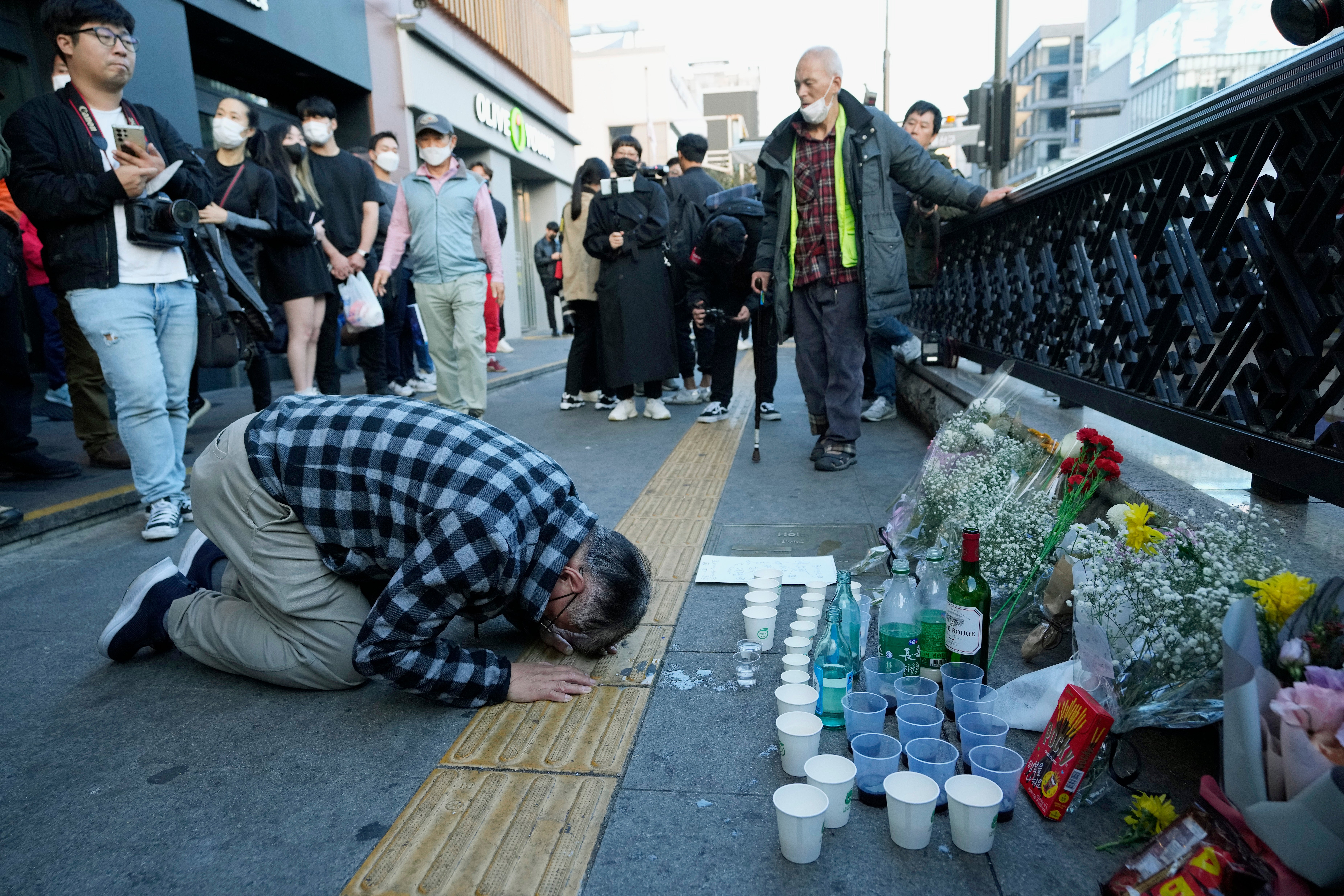 A man bows to pay tribute to victims near the scene of the deadly crush in Seoul