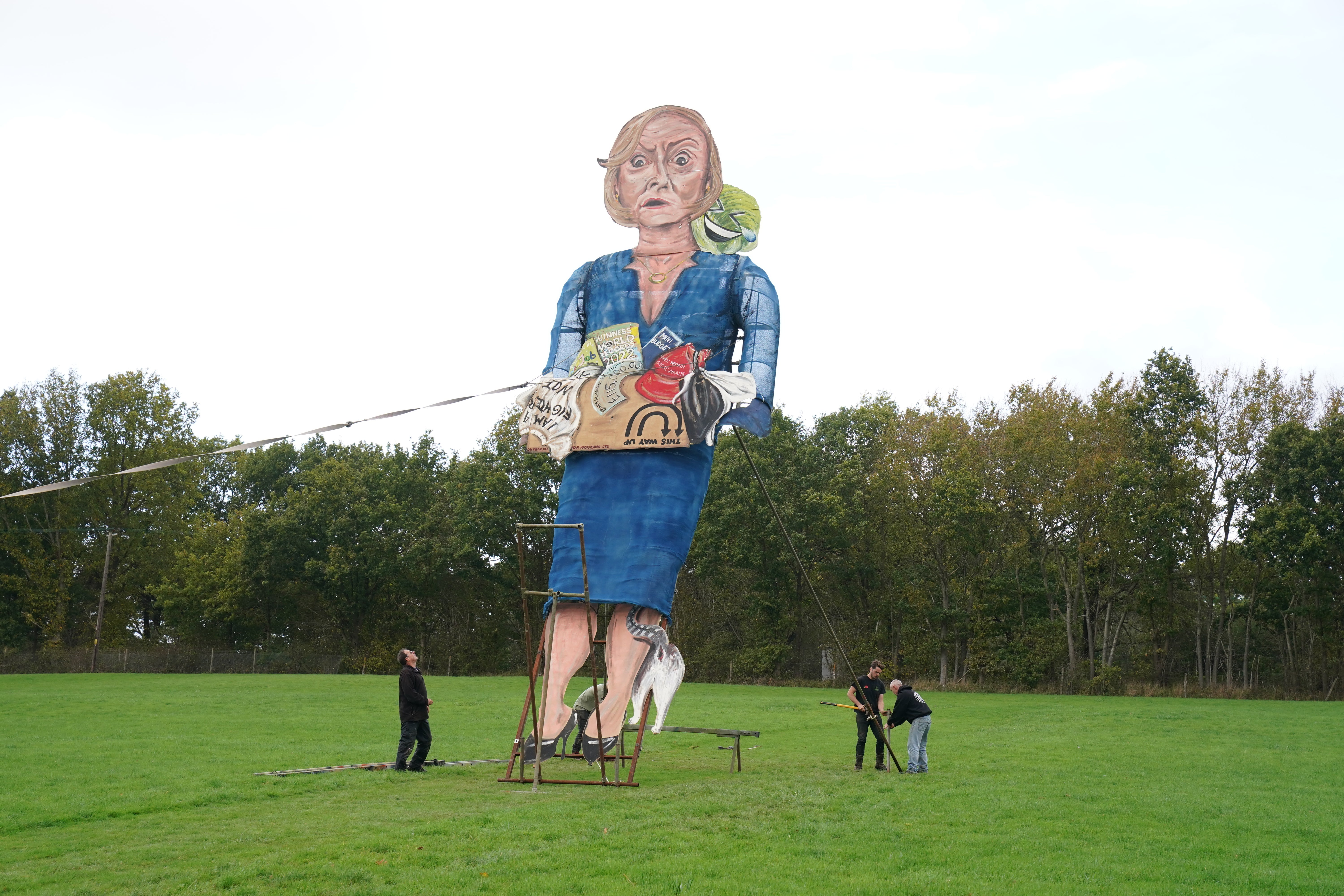 A Liz Truss bonfire wears a t-shirt with the slogan ‘I am a fighter, not a quitter’