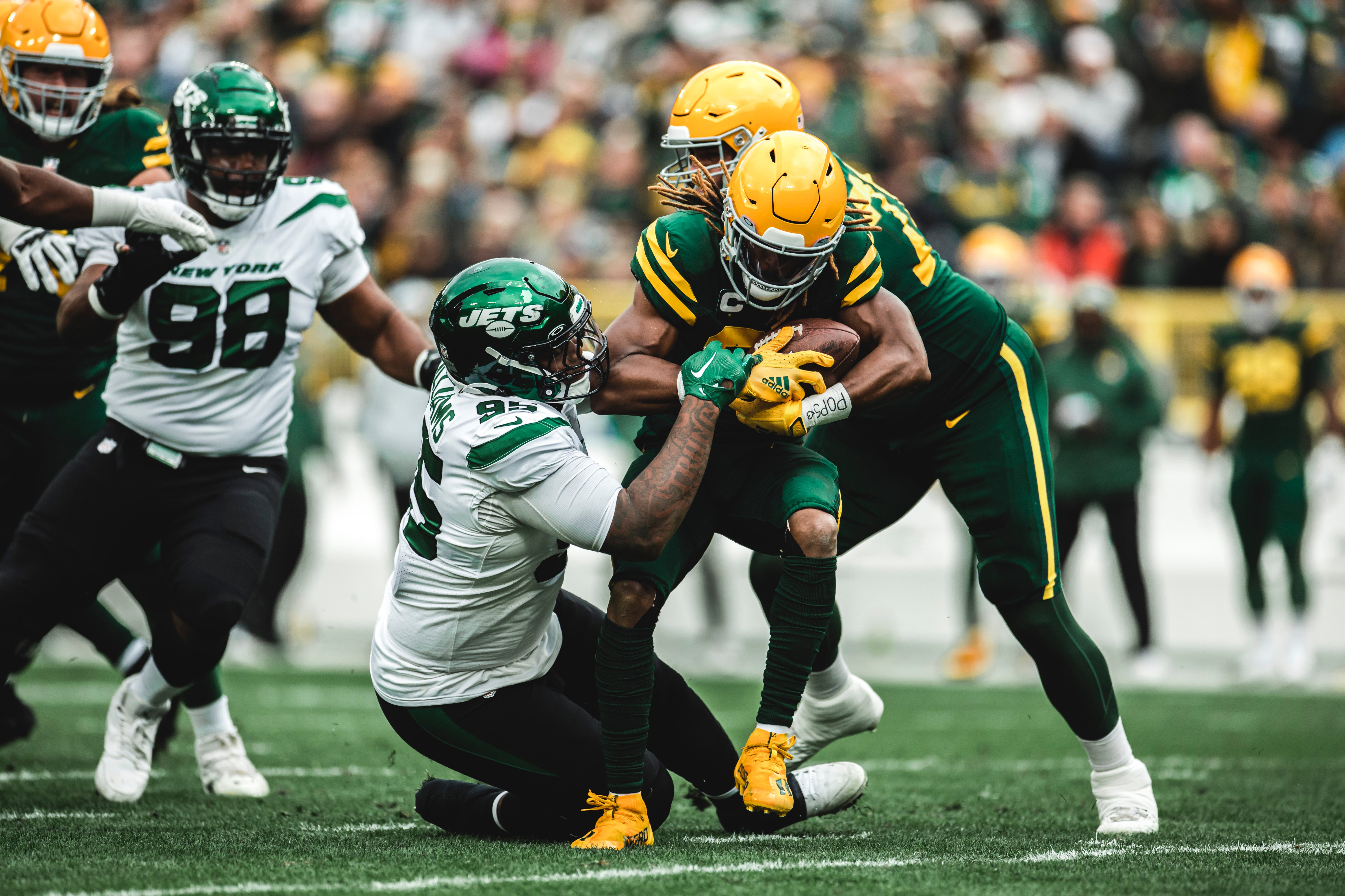 Quinnen Williams attempts to force a fumble