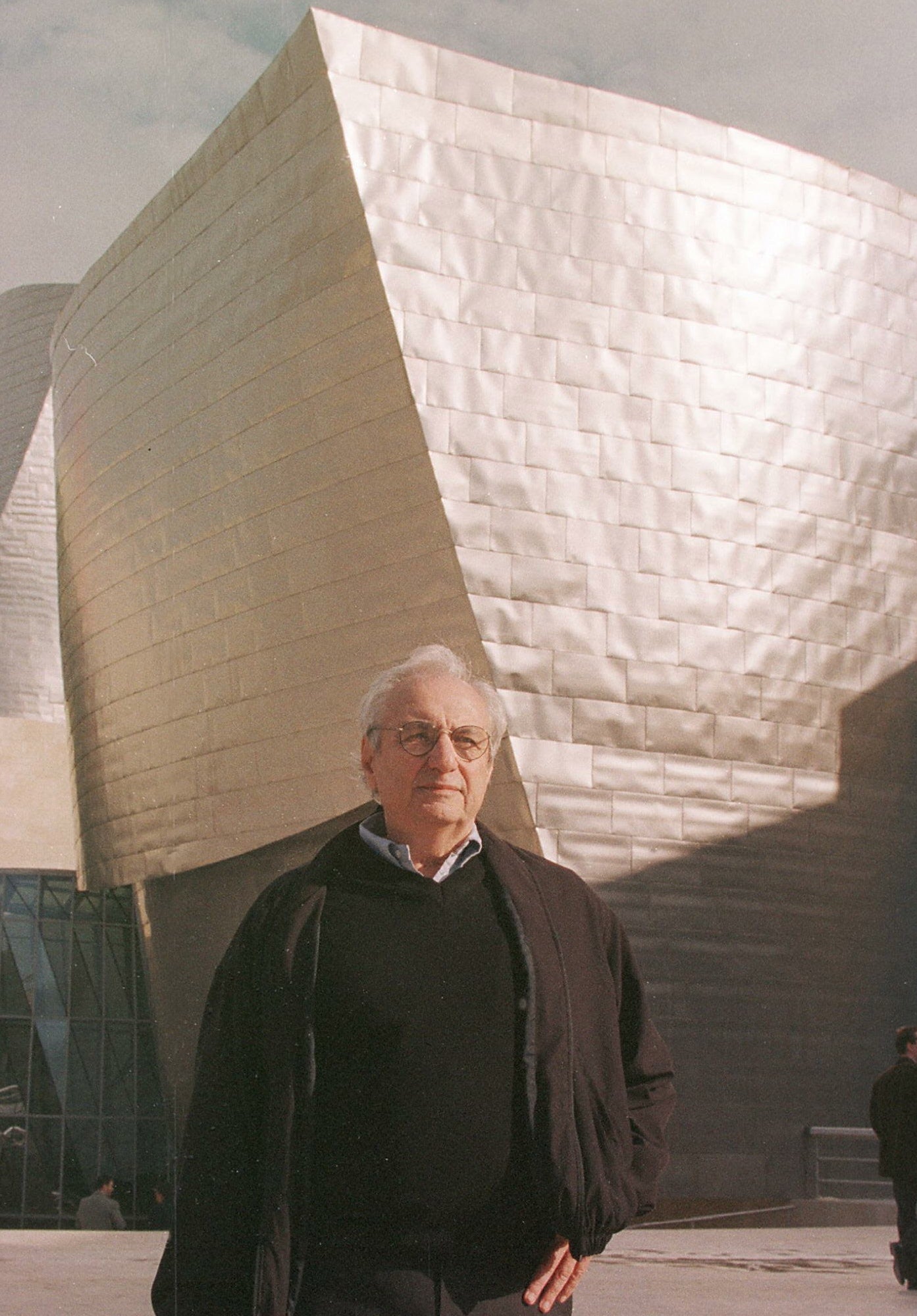 Gehry poses in front the Bilbao Guggenheim in 1997