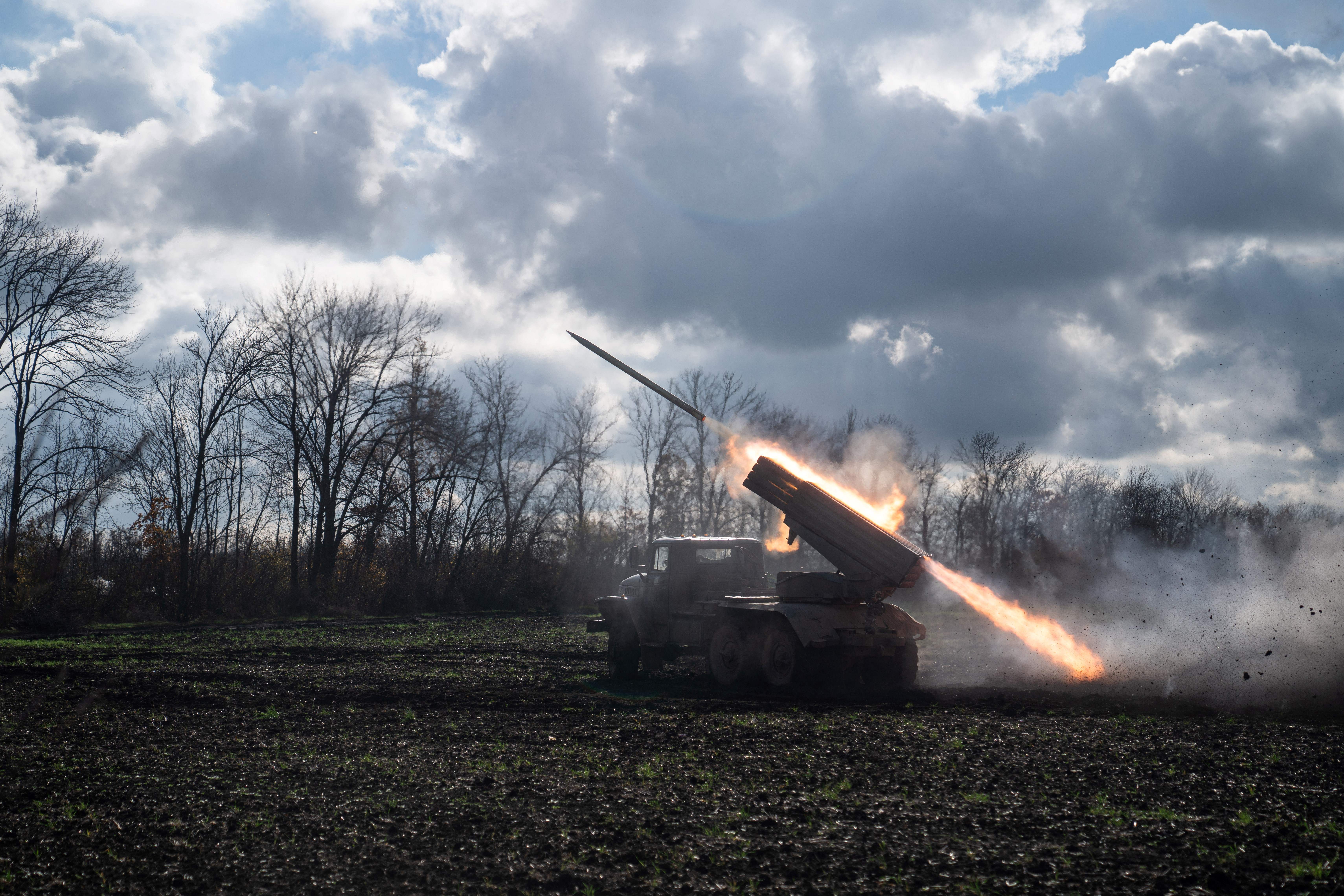 Ukraine news – live: Russia threatening to shoot own retreating soldiers, says UK