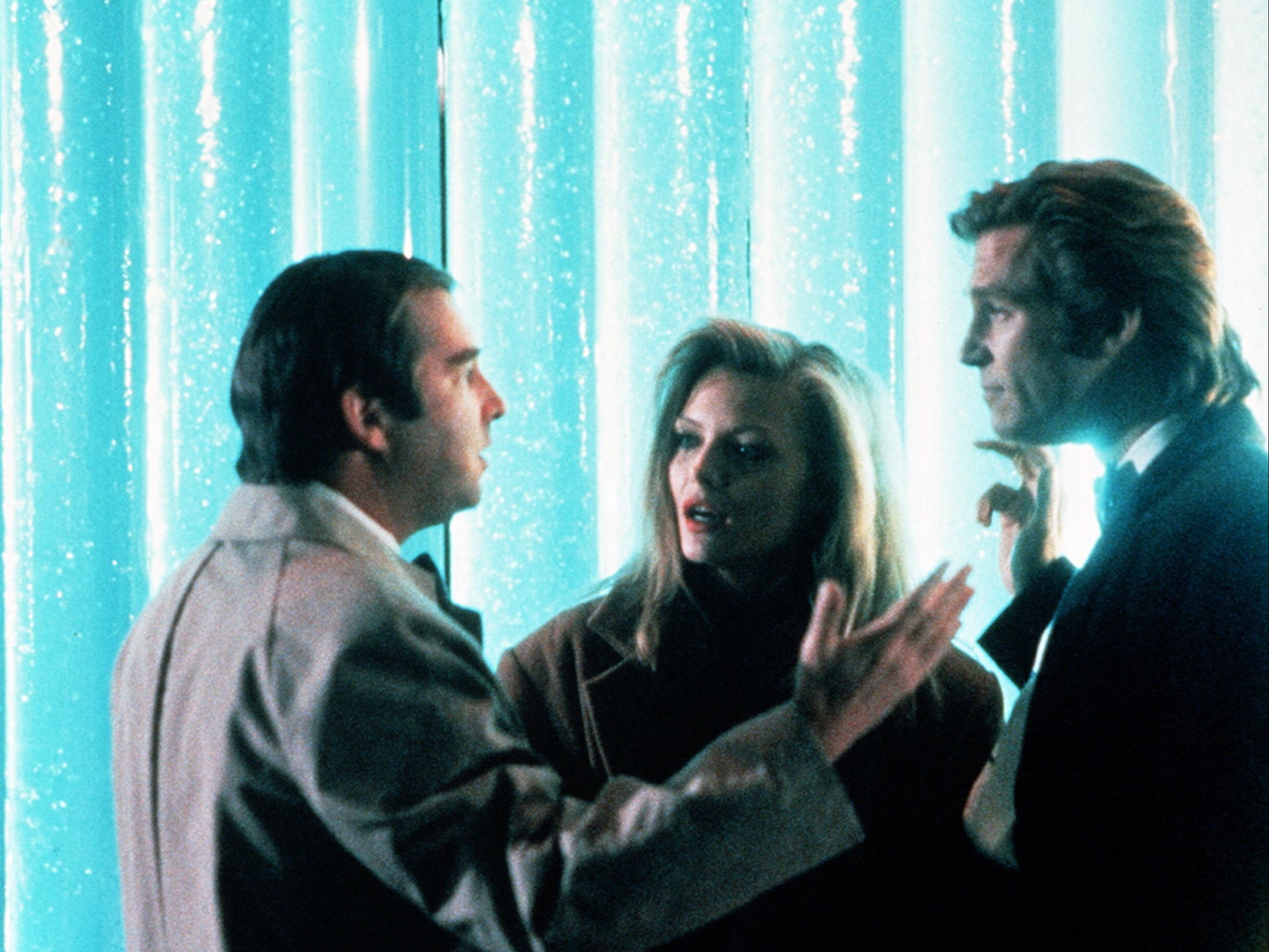 Michelle Pfeiffer with Jeff Bridges (right) and Beau Bridges (left) in ‘The Fabulous Baker Boys’