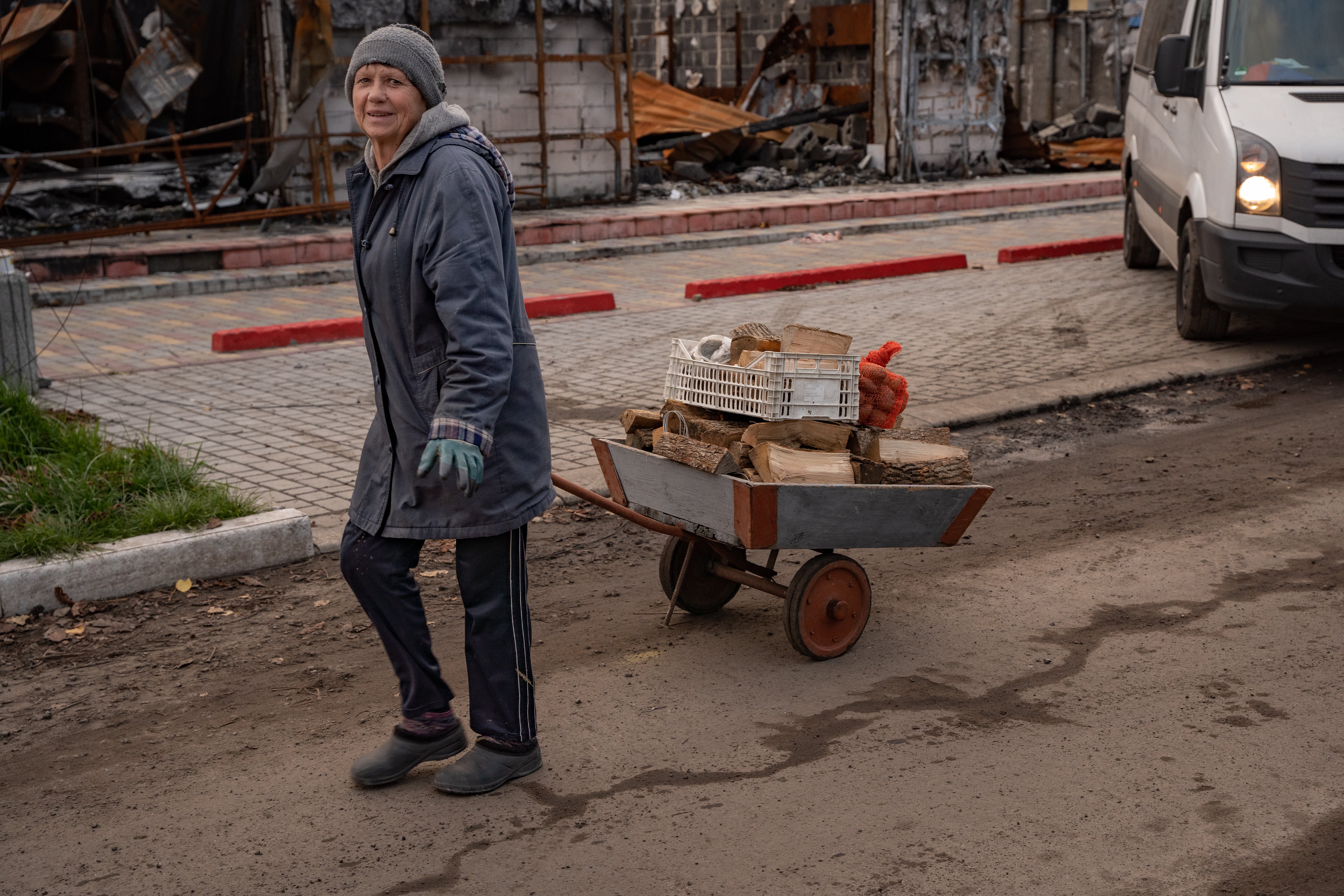 In Lyman, residents pull homemade trolleys to get wood for the winter from aid volunteers