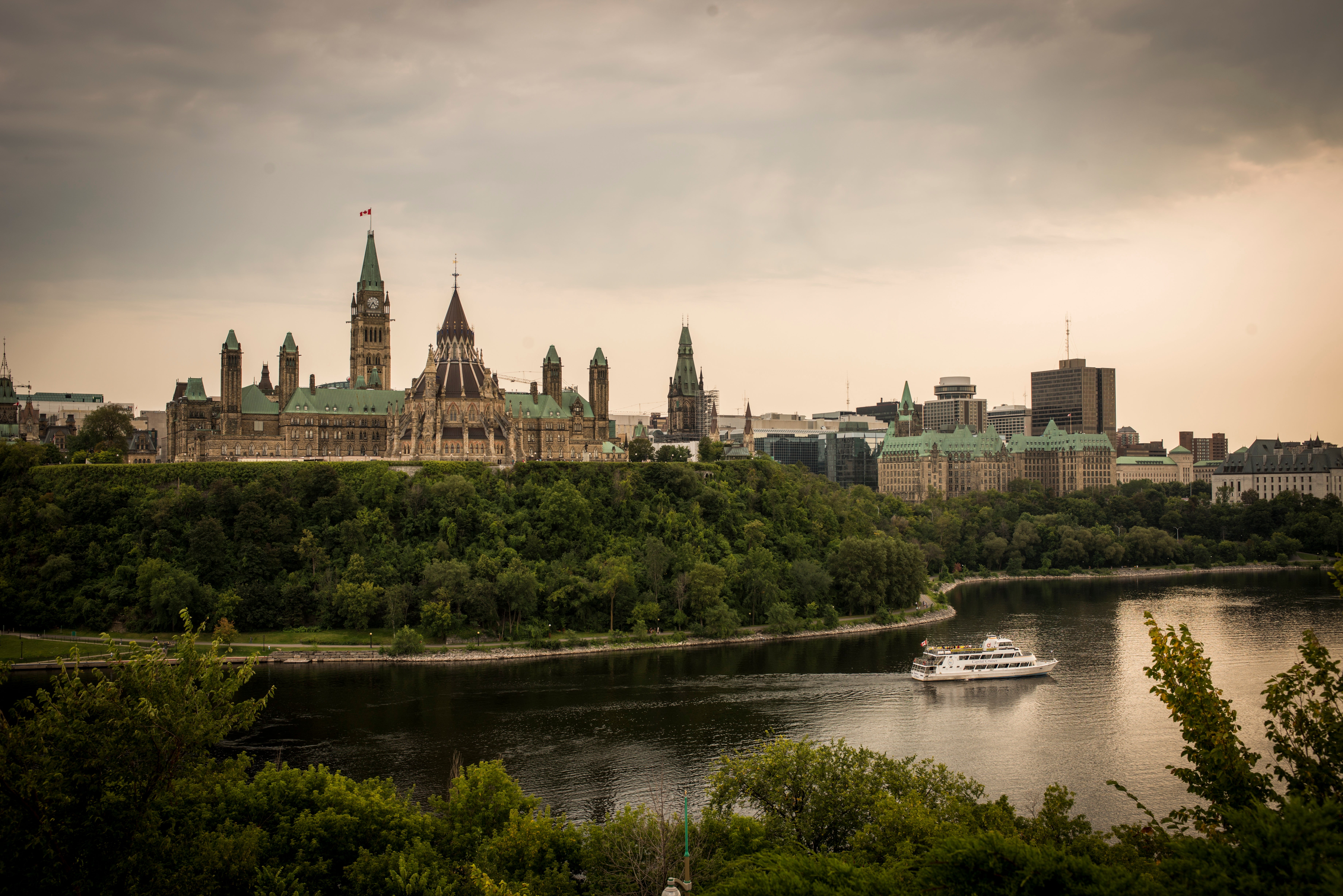 Canada’s capital Ottawa is one of those rare cities that makes it possible to totally relax, whether by embarking on a leisurely cultural cruise or skating along the frozen Rideau Canal in winter