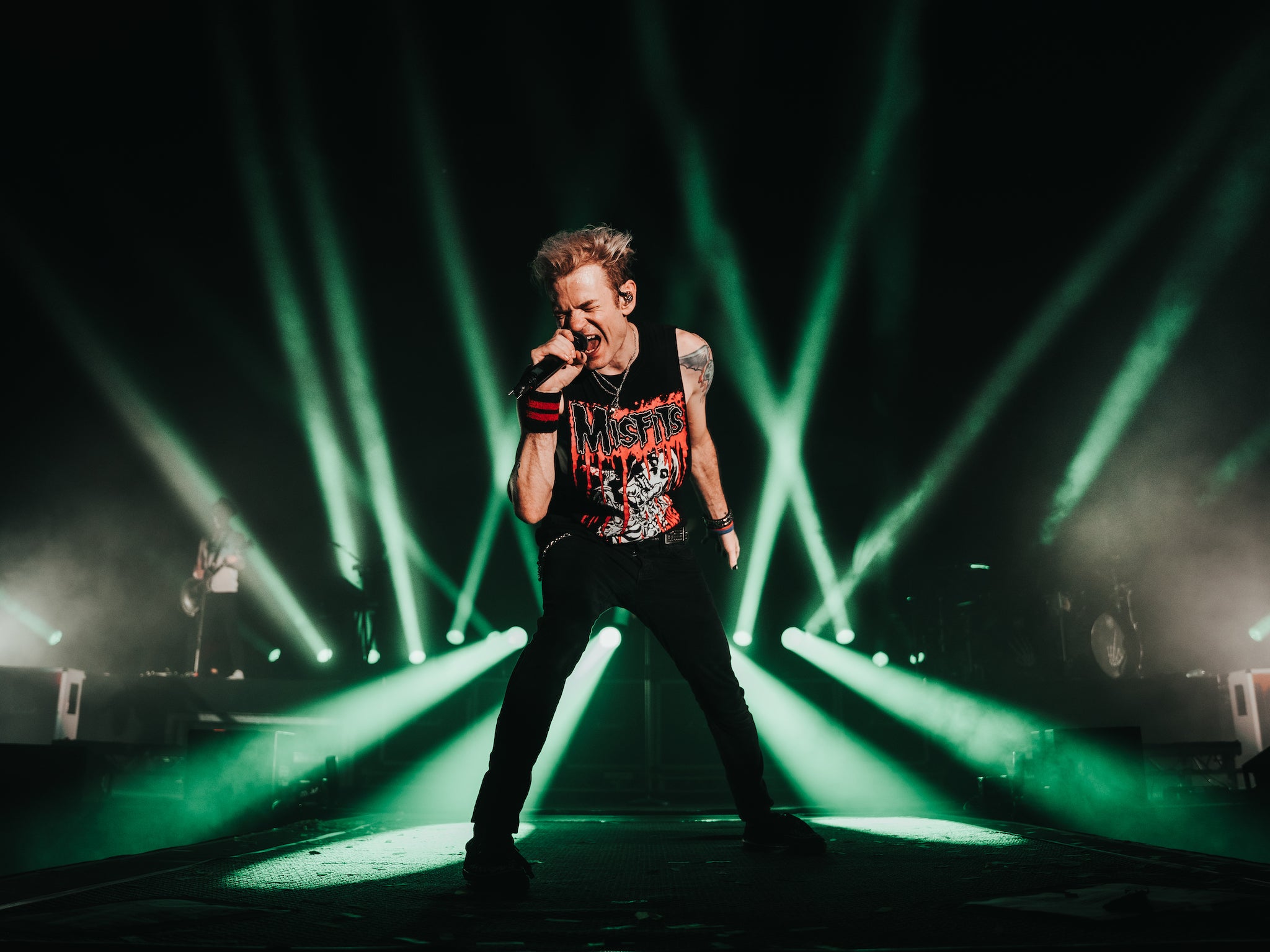 Deryck Whibley performing on Sum 41’s world tour