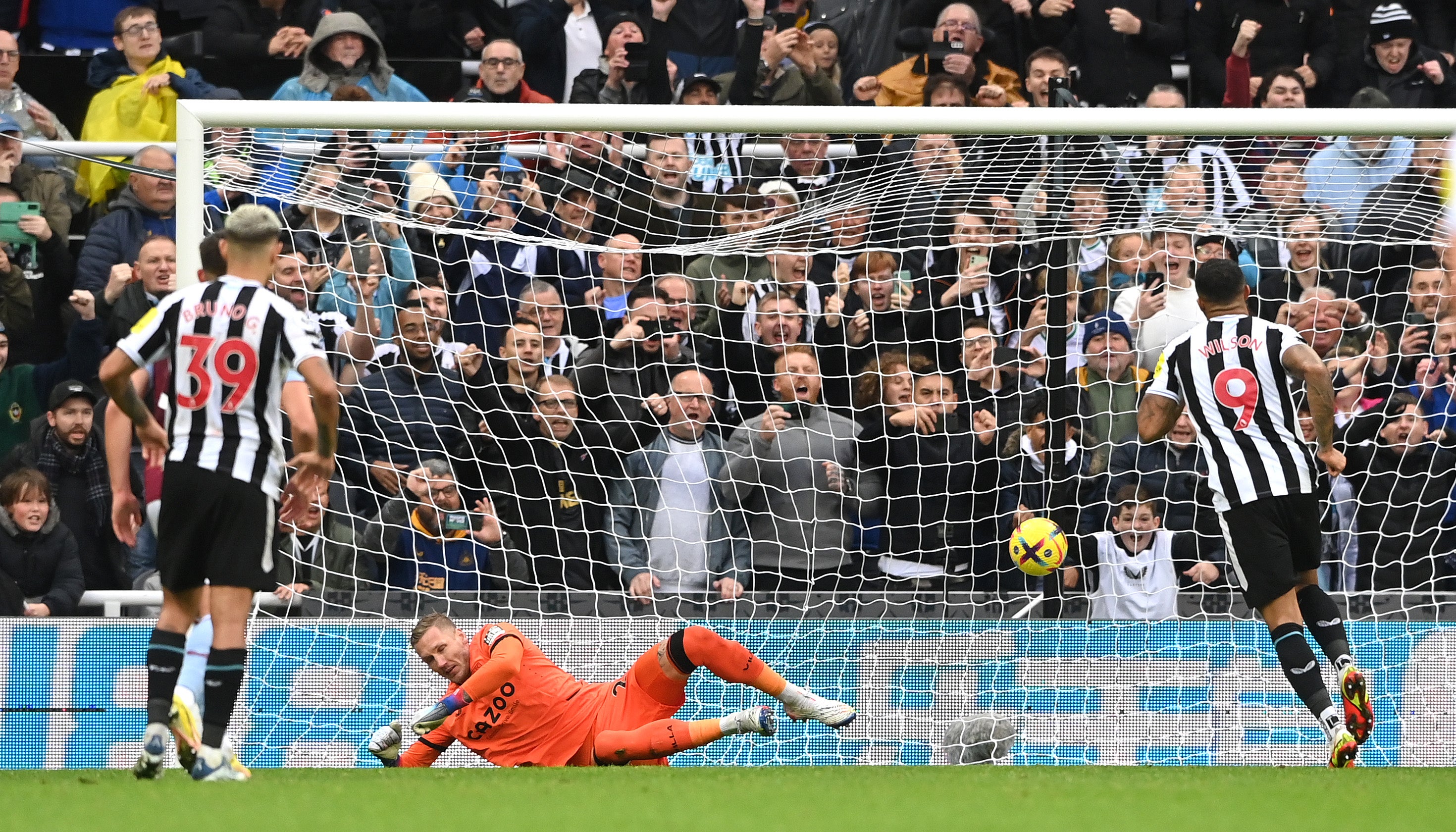 Callum Wilson scores from the spot