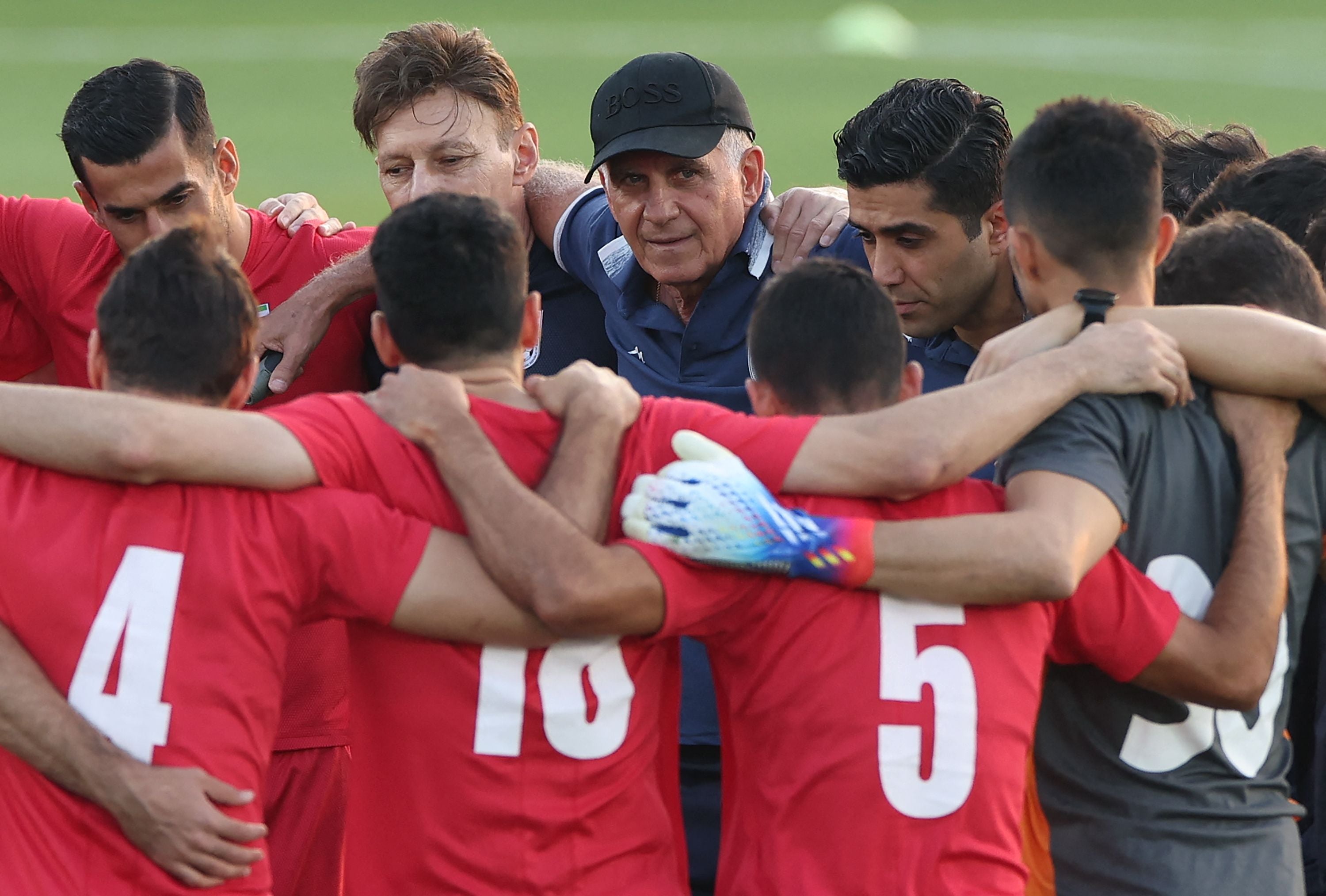 Iran's coach Carlos Queiroz (C) talks to the players during a training session