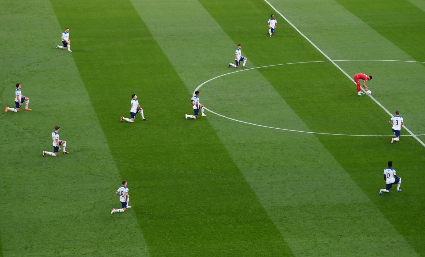 England players take the knee before kick off