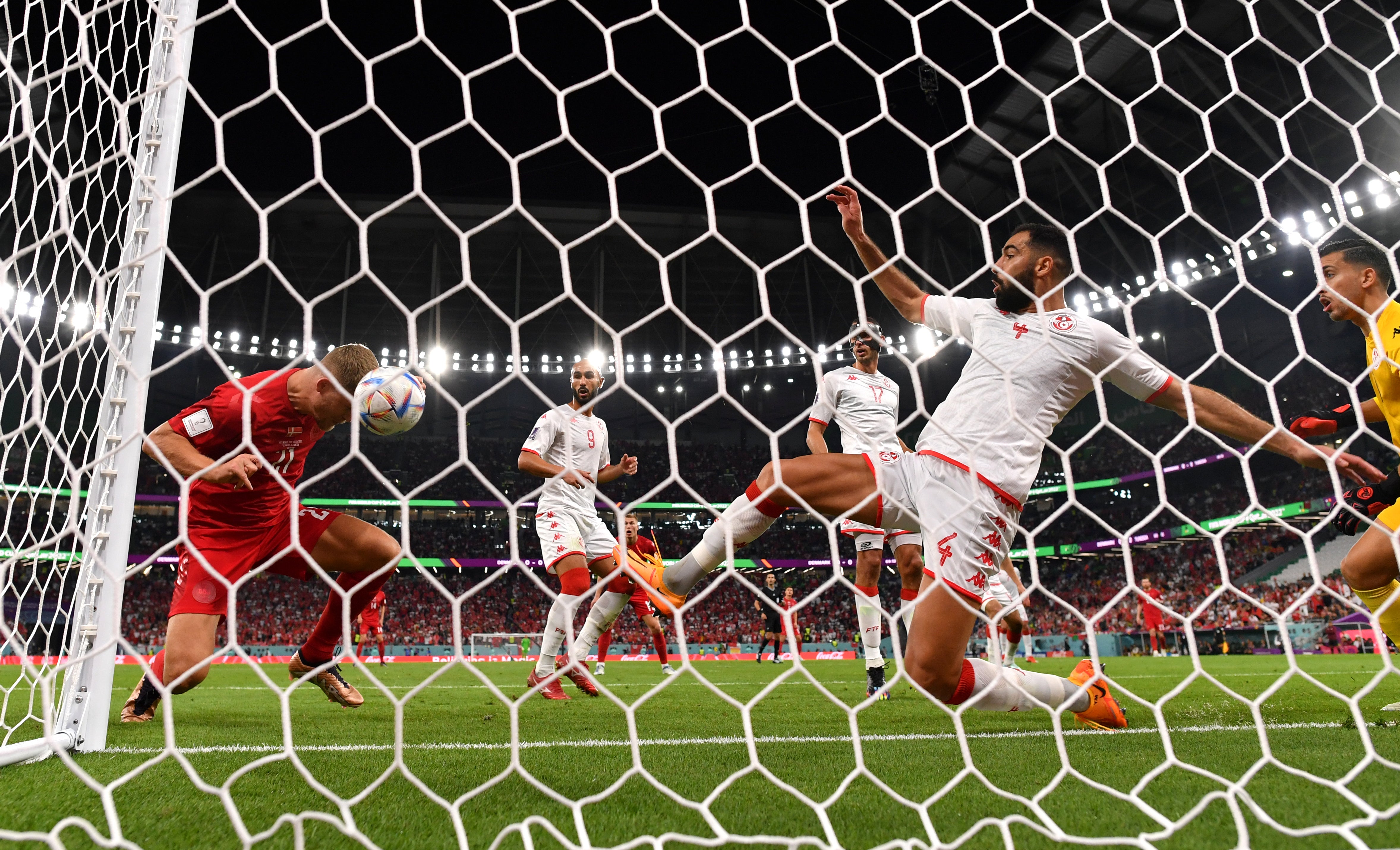 Andreas Cornelius misses a header from a yard out