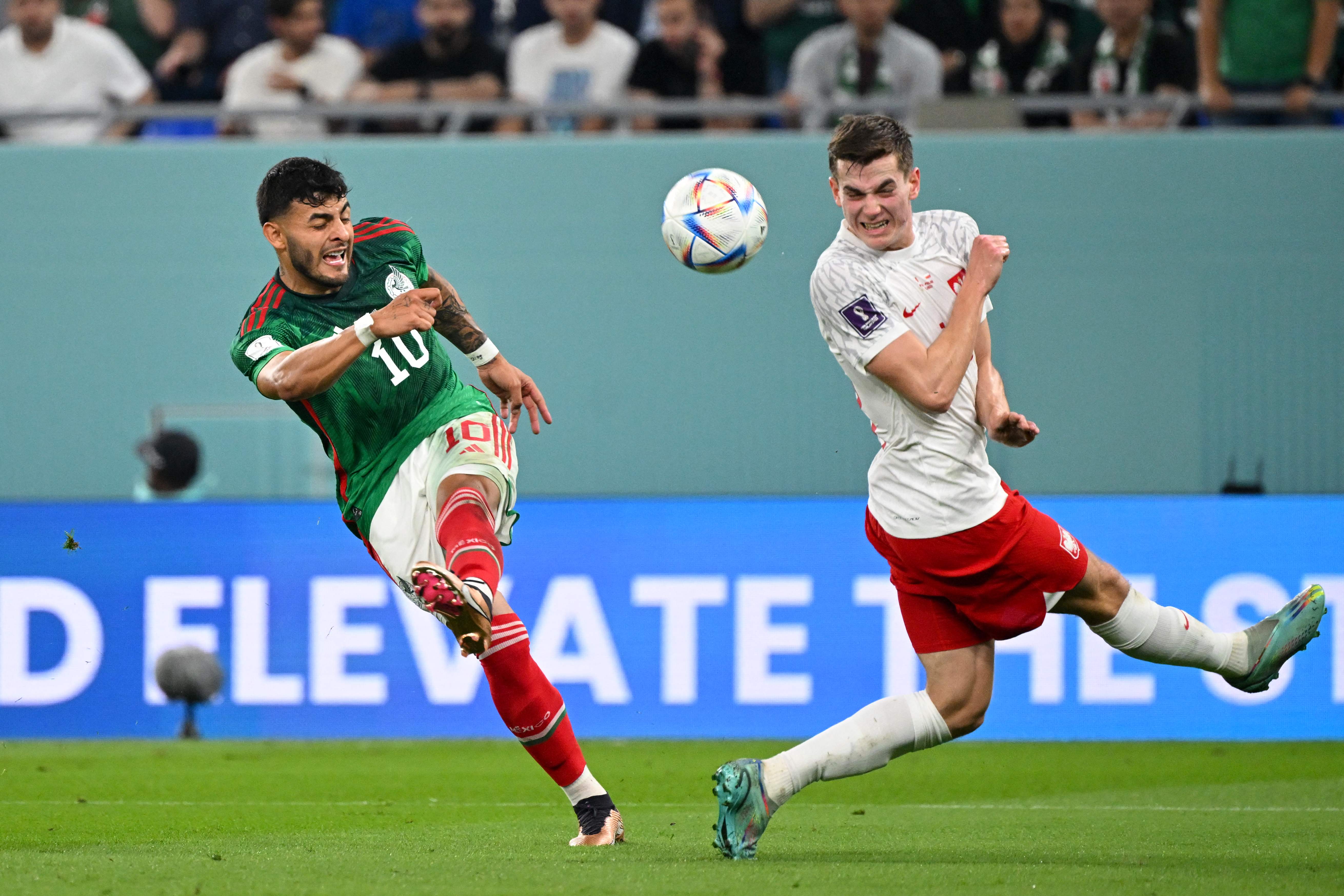 Alexis Vega (left) and Jakub Kaminski in action during Mexico vs Poland