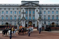 King adds green touch to flowers at his first state banquet