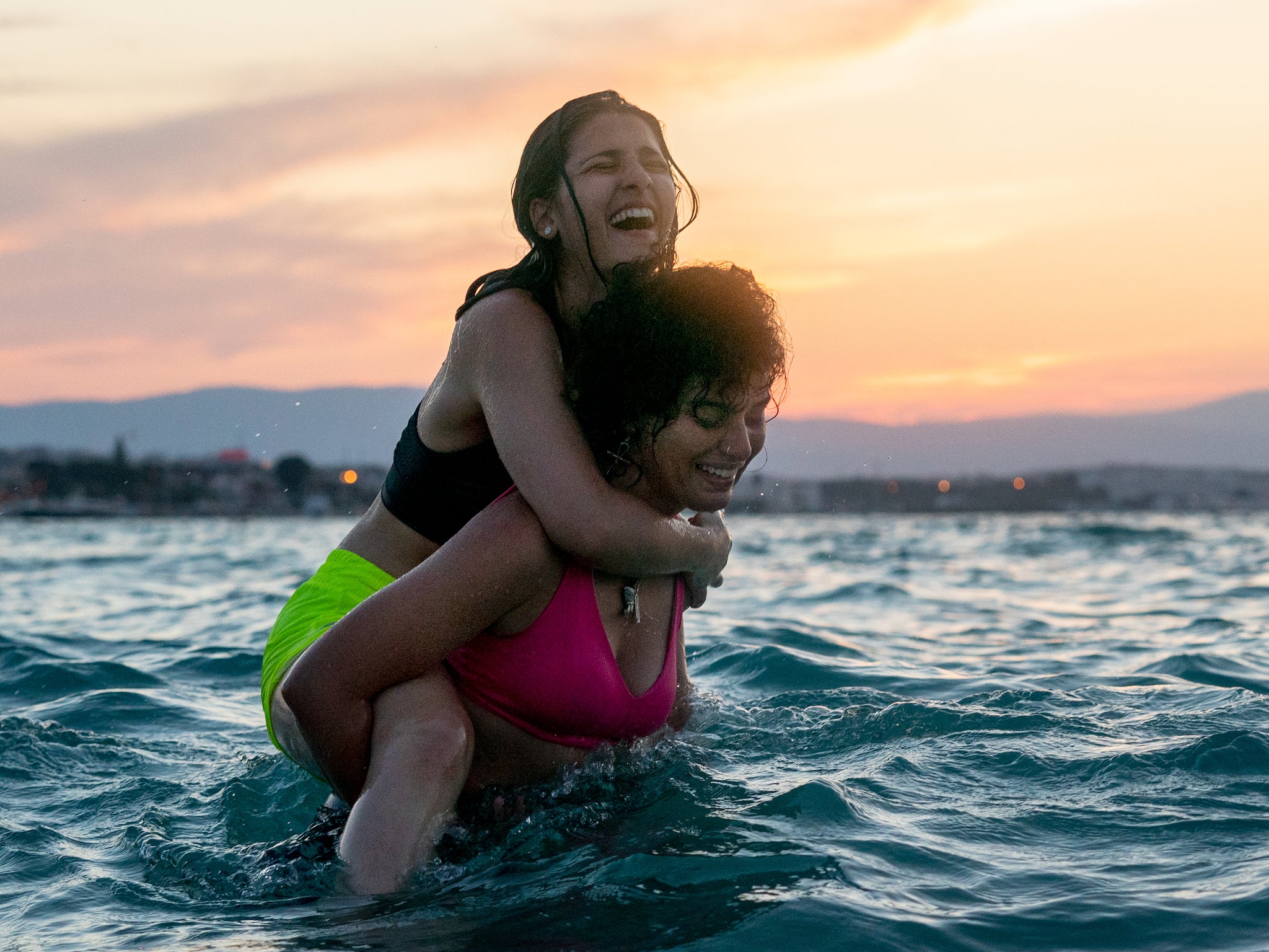 Nathalie Issa and Manal Issa as Yusra and Sara Mardini in ‘The Swimmers’