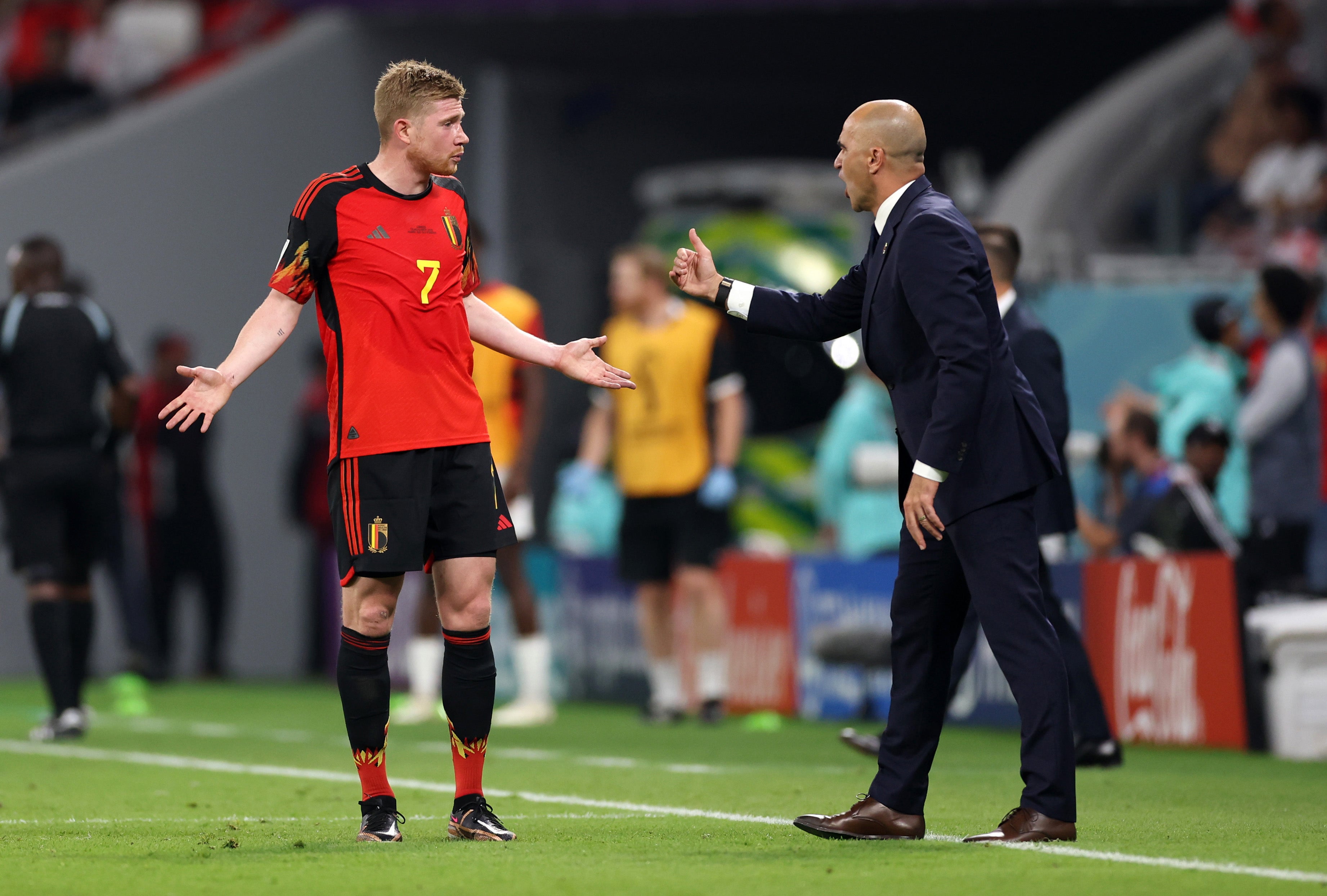 Kevin De Bruyne in discussion with manager Roberto Martinez