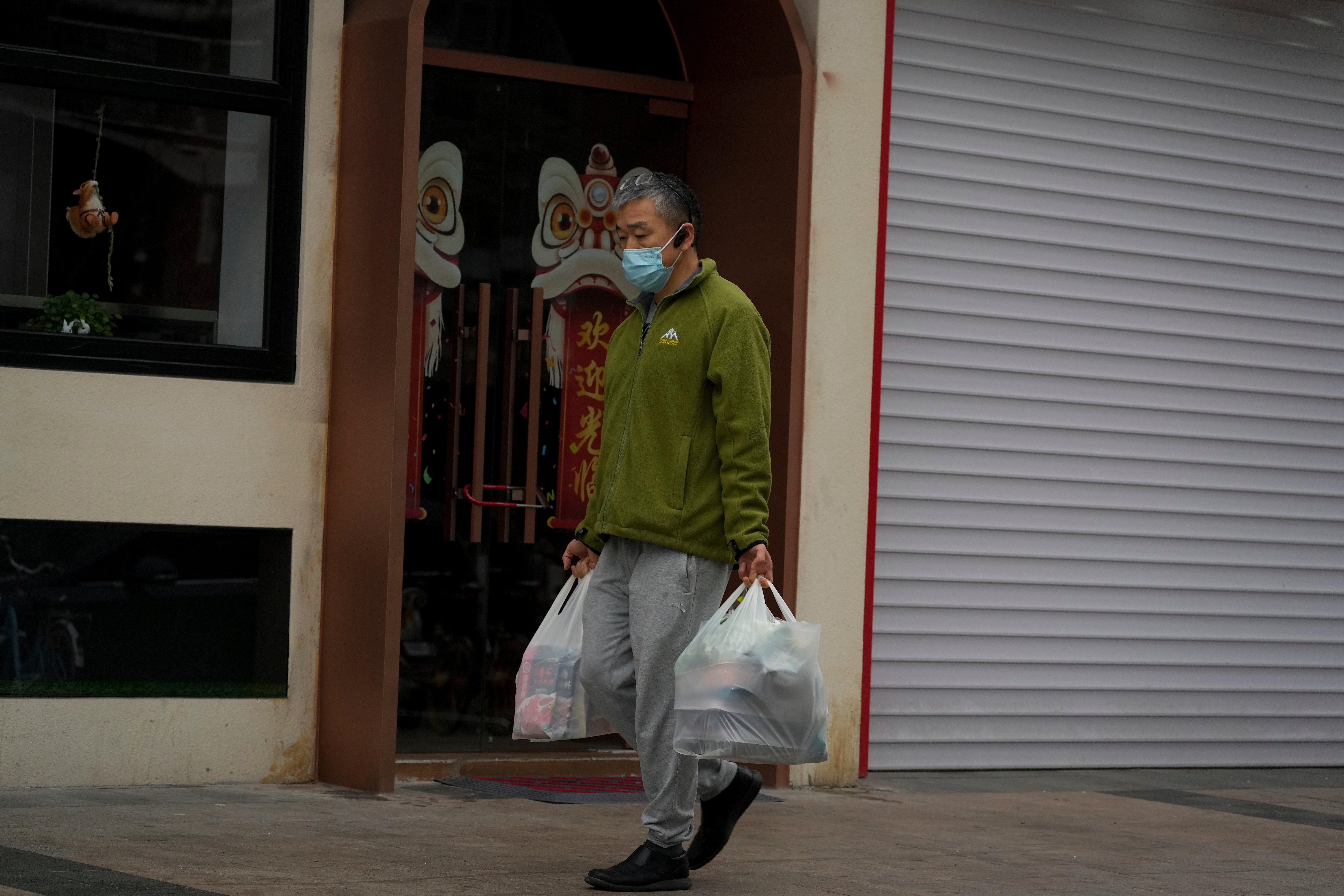 Panic-buying in Beijing as city adds new quarantine centers