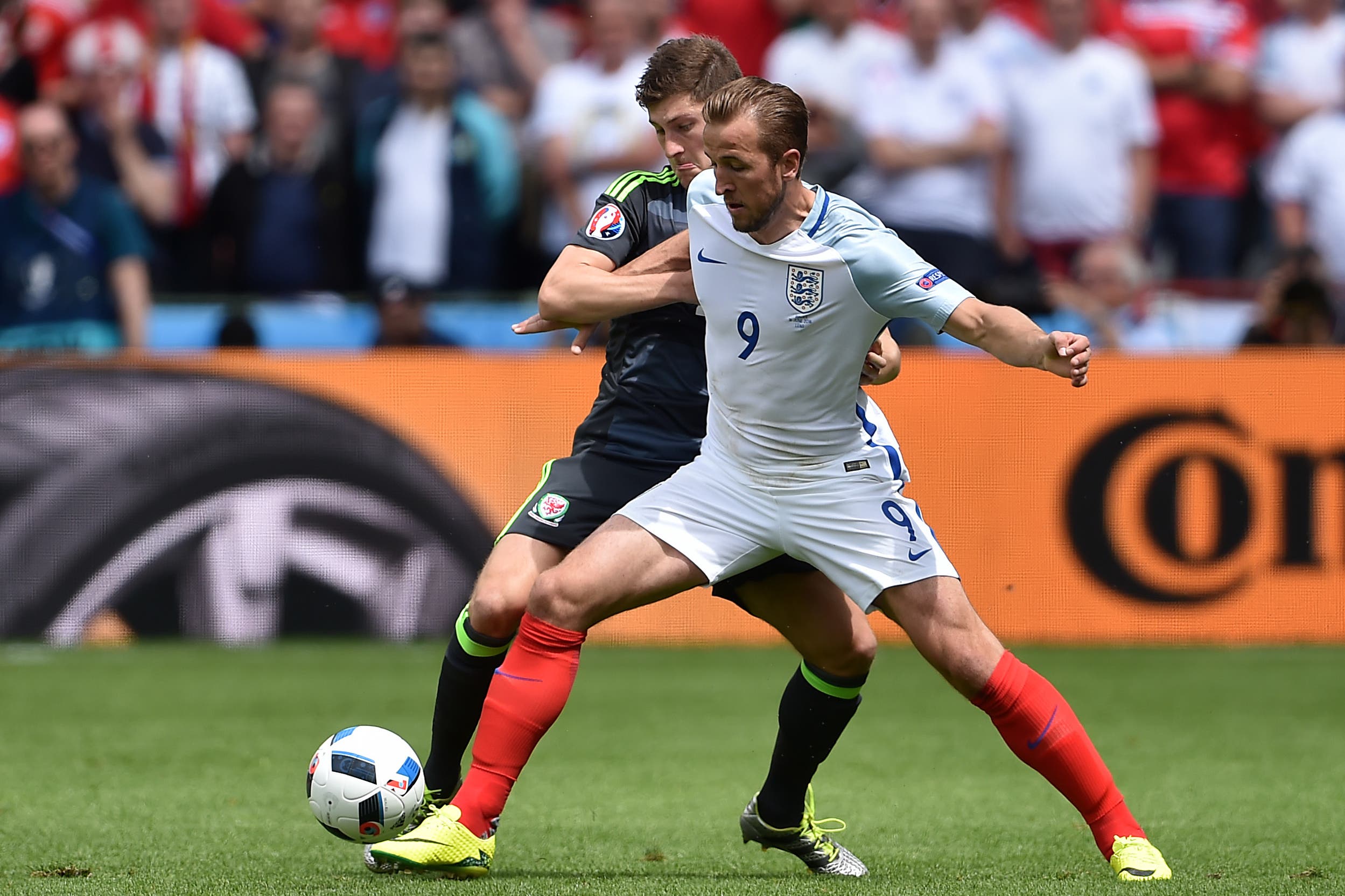 England’s Harry Kane (right) and Wales’ Ben Davies in action against each other at Euro 2016 (Joe Giddens/PA)