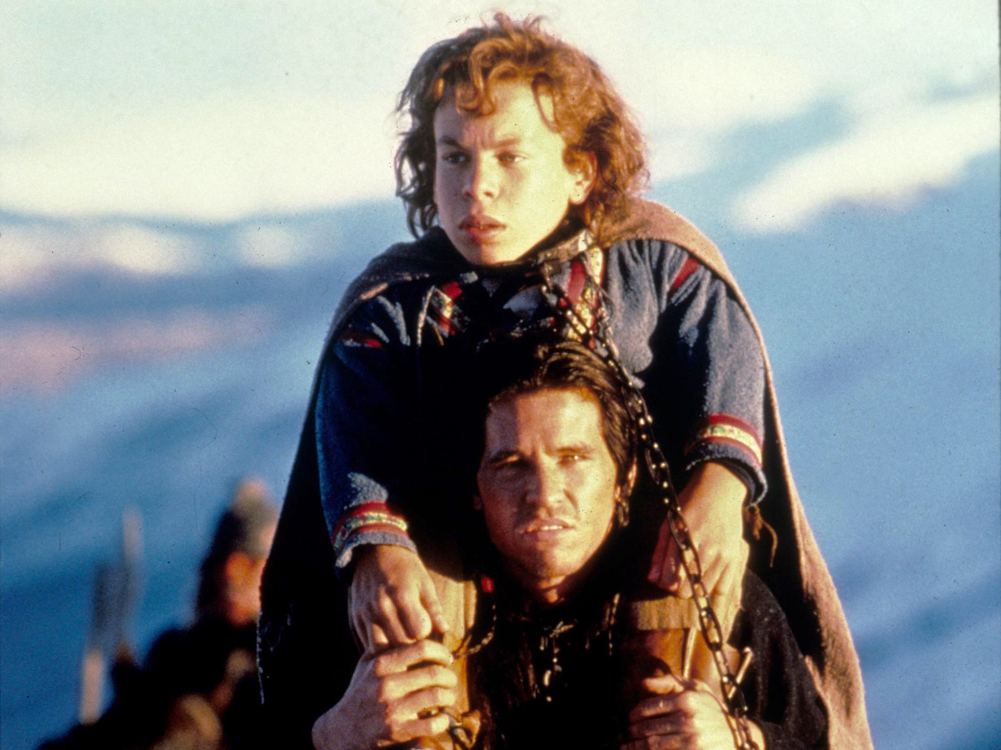 Val Kilmer carries Warwick Davis on his shoulders in ‘Willow’